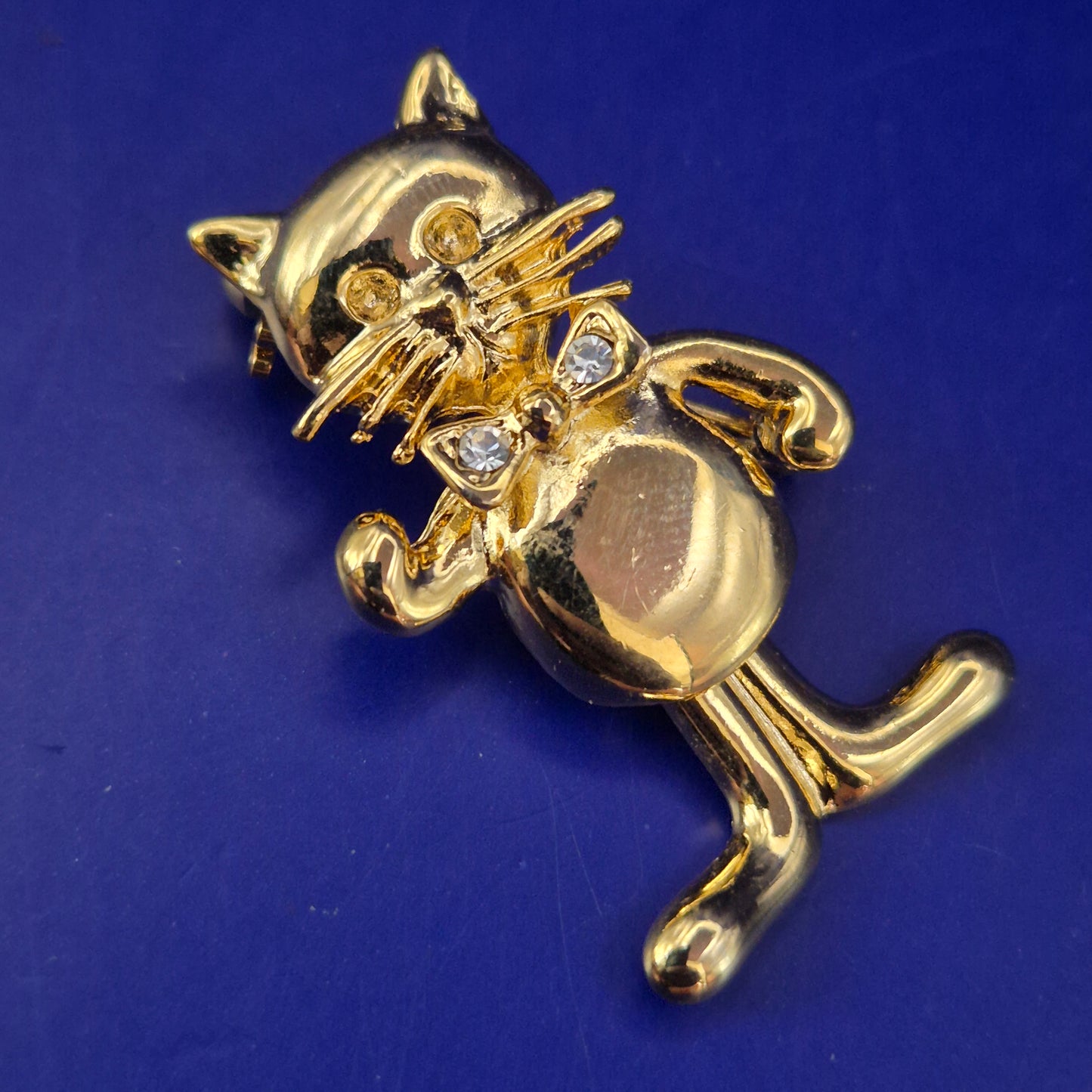 Verspielte Katzen Brosche in Gold-Optik – Charmantes Accessoire