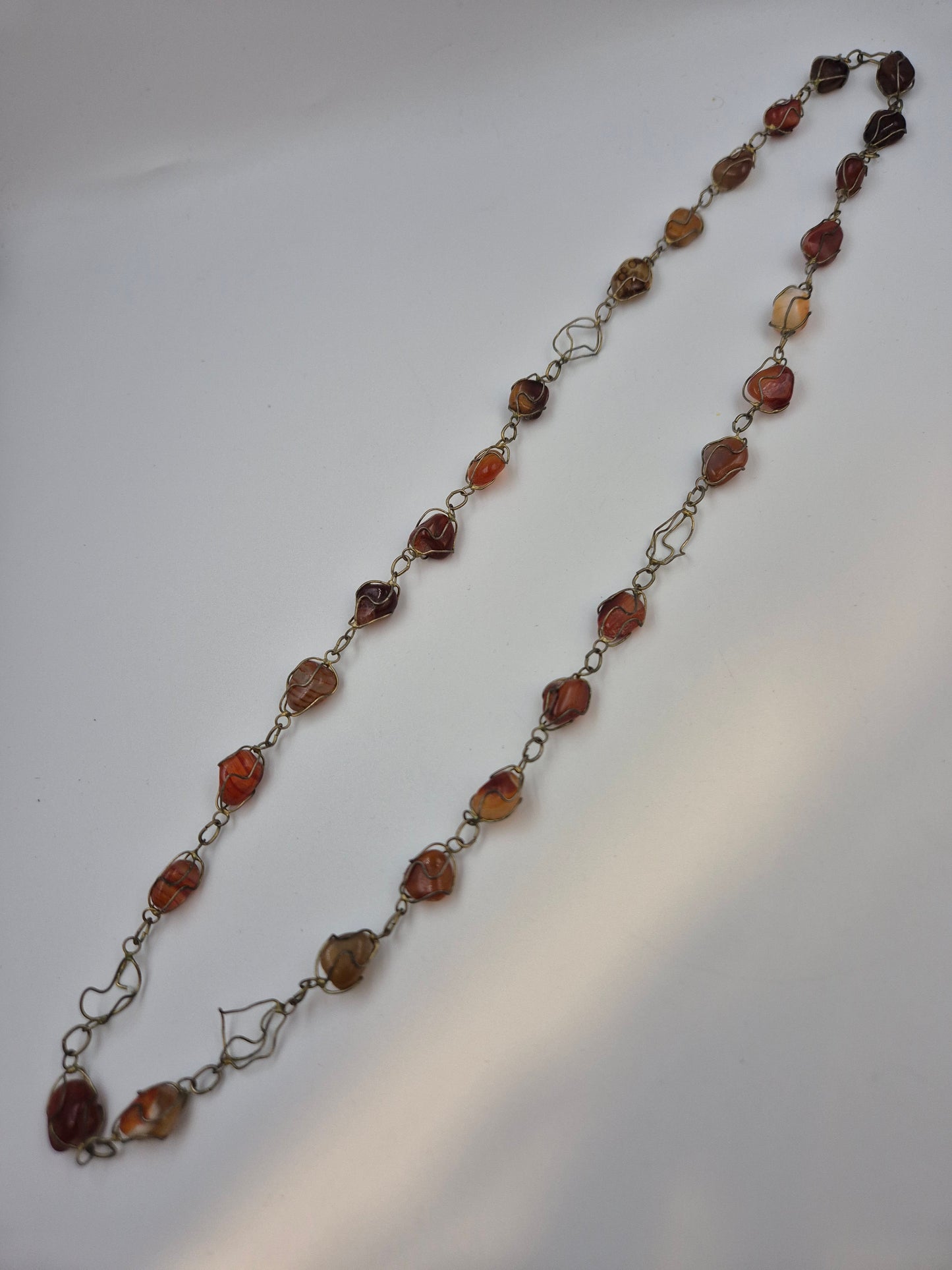 Vintage Damen Uhr Kette mit braun-roten Edelsteinen in Drahtwicklung