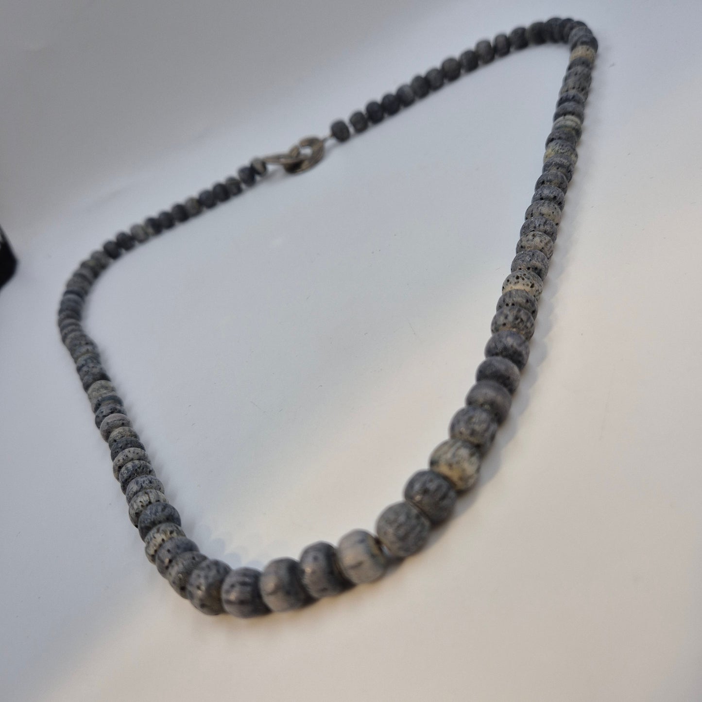 Rustikale Holzperlen Kette – Grauer Ethno Boho Halsschmuck