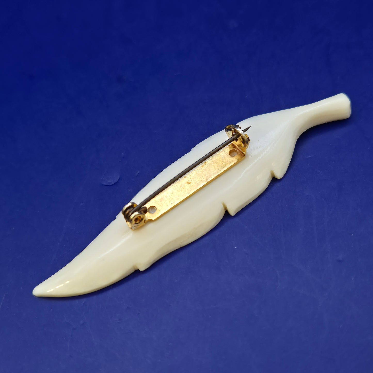 Elegante Brosche in Feder Form – Kunstvoll geschnitztes Vintage Design