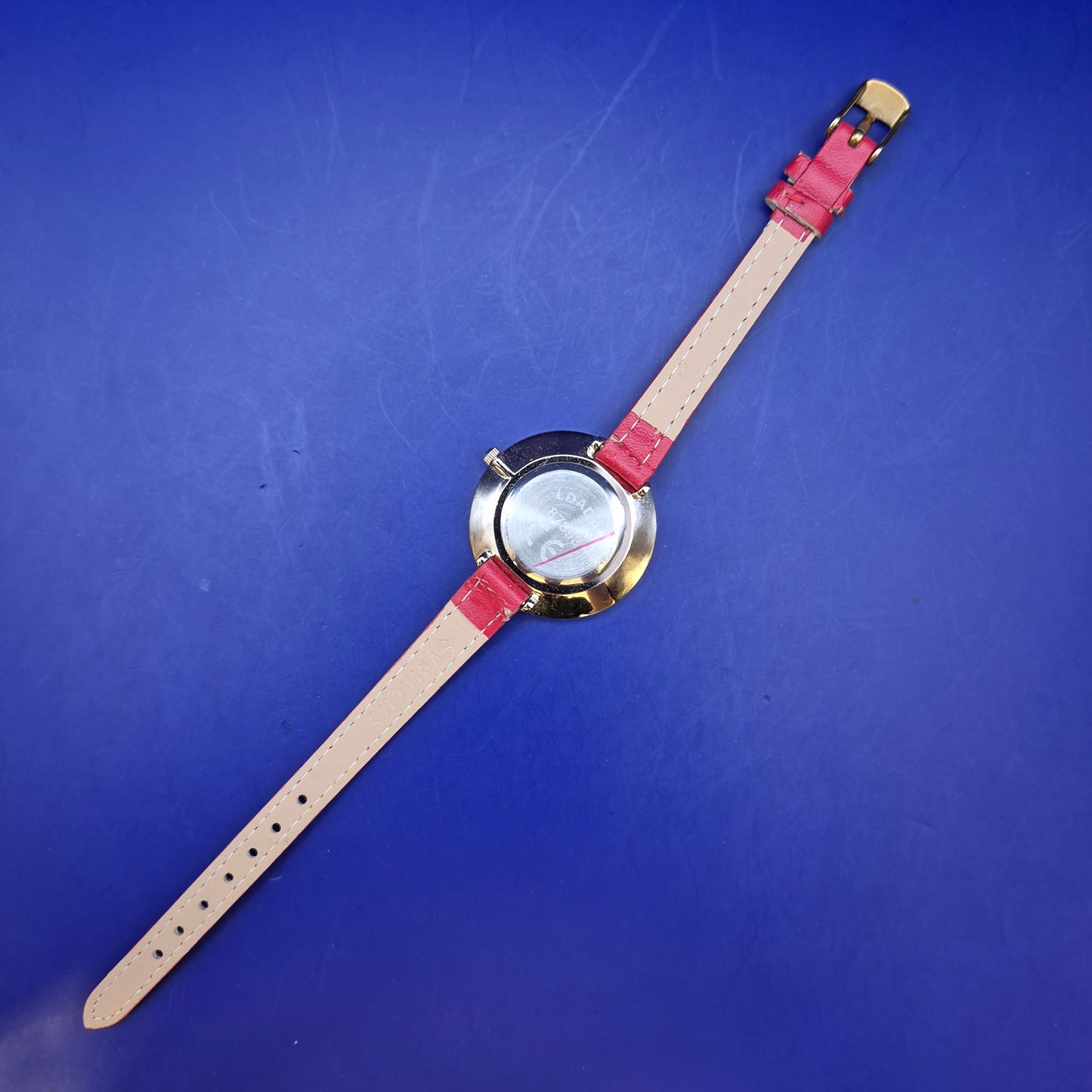 Elegante Damen Uhr in Rot – Minimalistisches Design mit Gold Akzenten