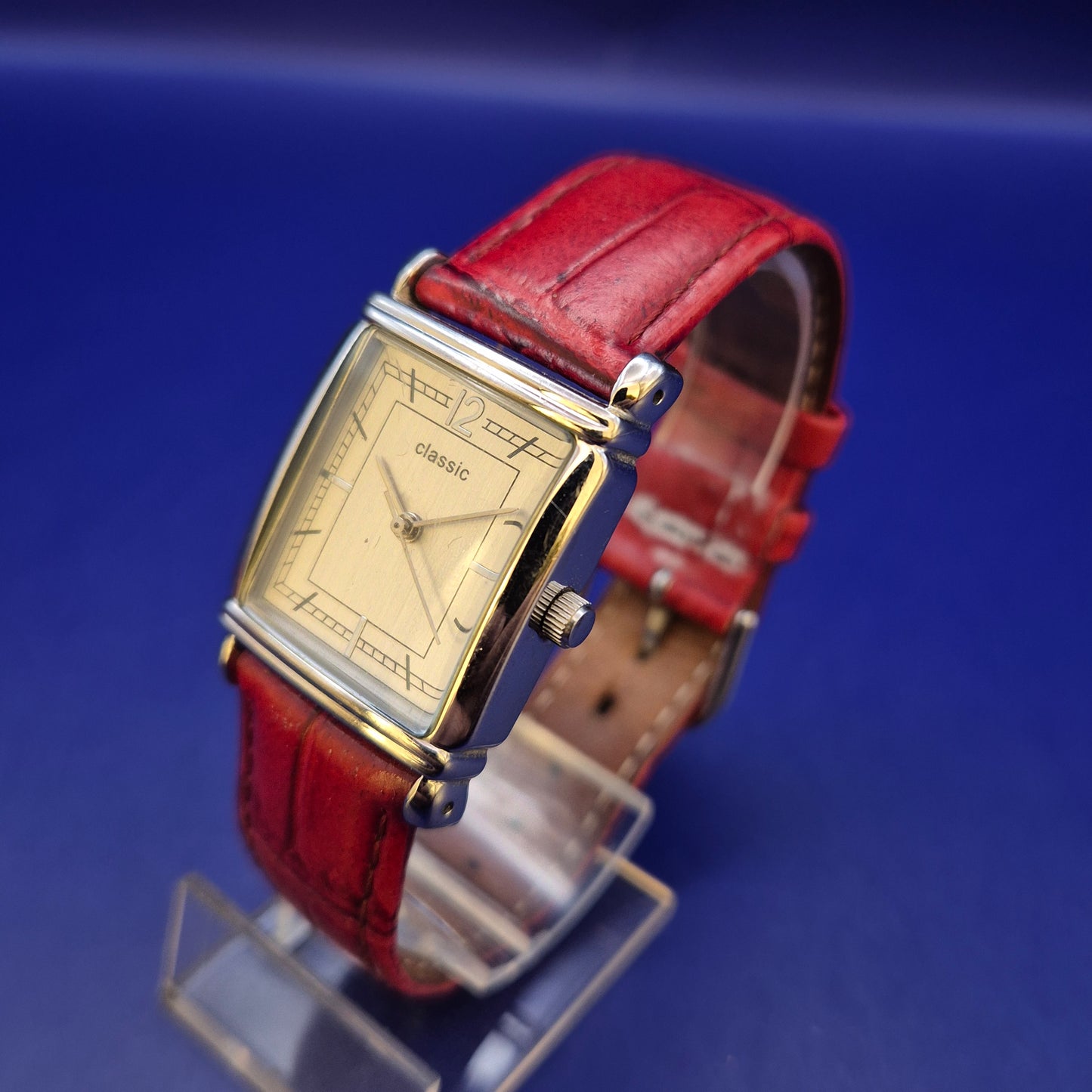 Elegante TCM Damen Uhr – Klassisches Design mit rotem Lederband