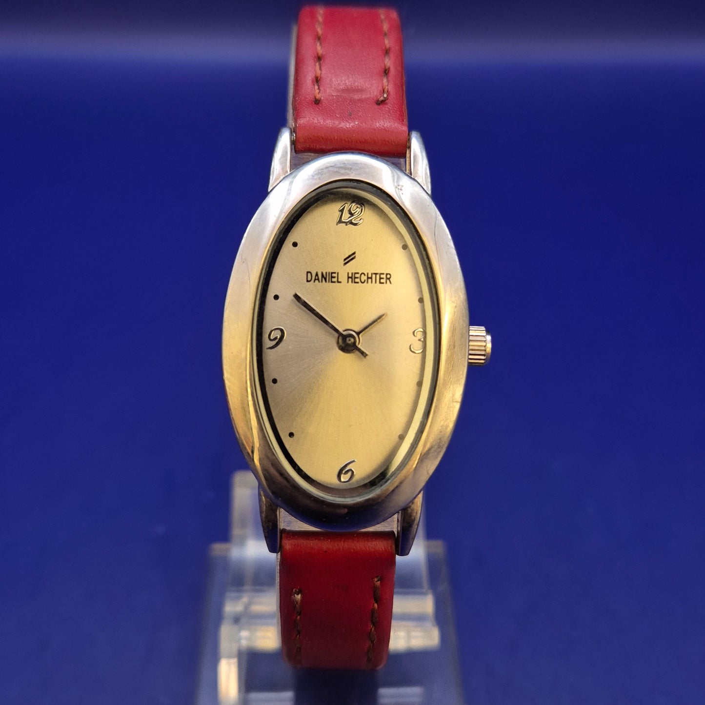 Elegante Daniel Hechter Damen Uhr – Ovales Design mit rotem Lederband