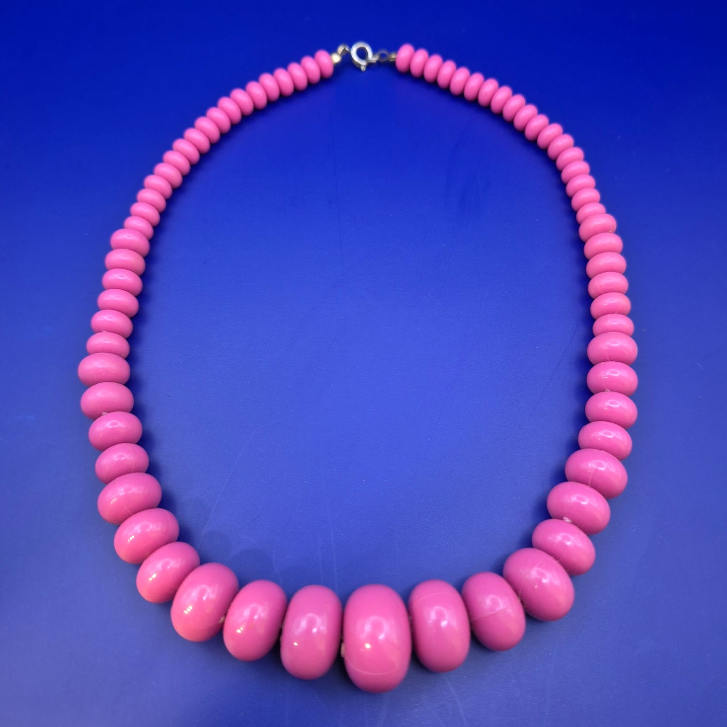 Modische Damen Kette in leuchtendem Pink – Stylischer Vintage Look