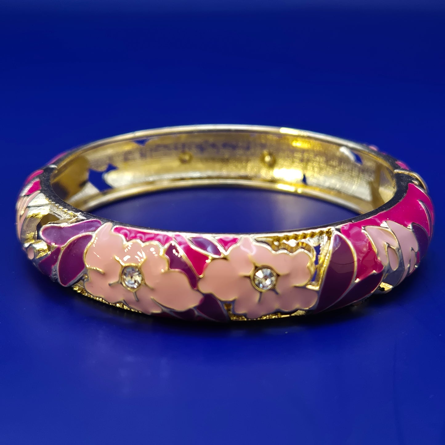 Farbenfroher Damen Armreif mit Blumenmuster und Schmucksteinen
