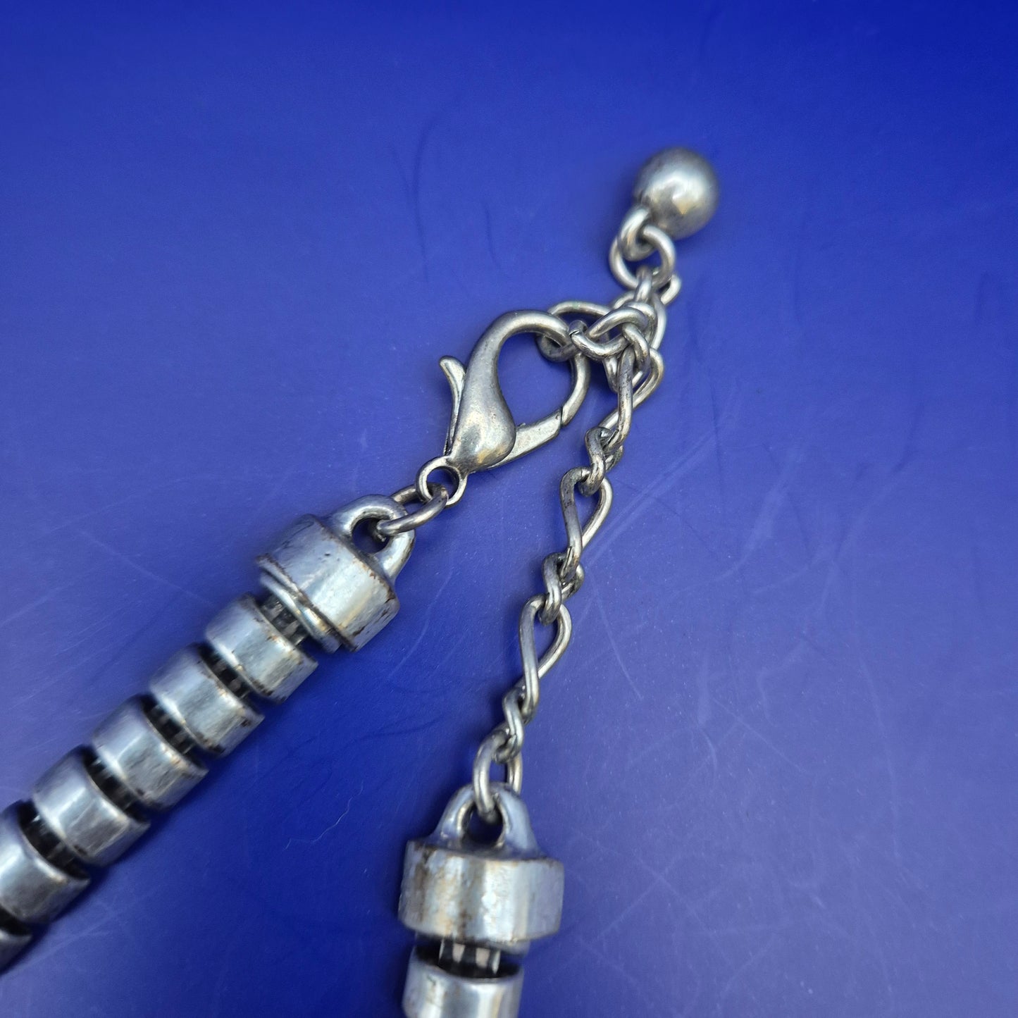 Auffällige Damen Uhr Kette in Silber-Optik mit schwarzen Steinen