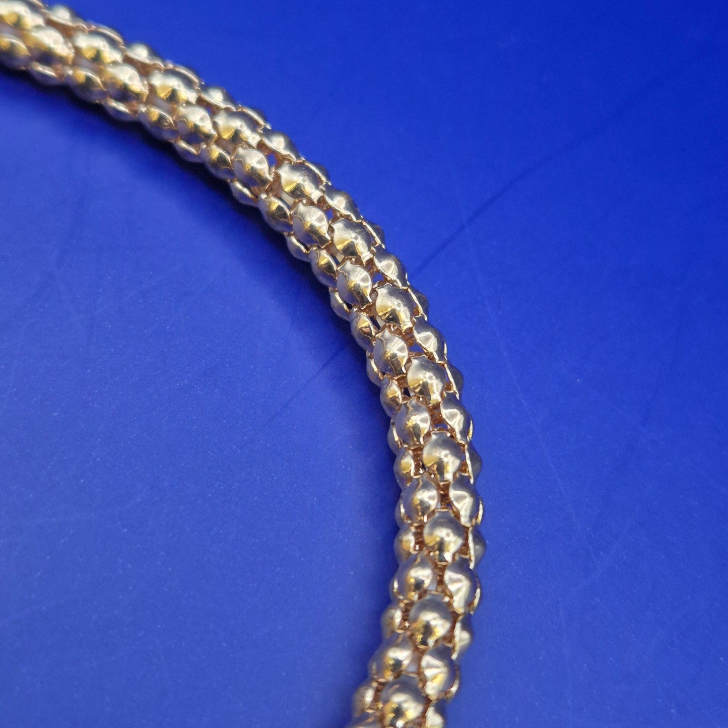 Elegantes Damen Armband in Goldoptik – Modernes Design mit Pyramiden Anhänger