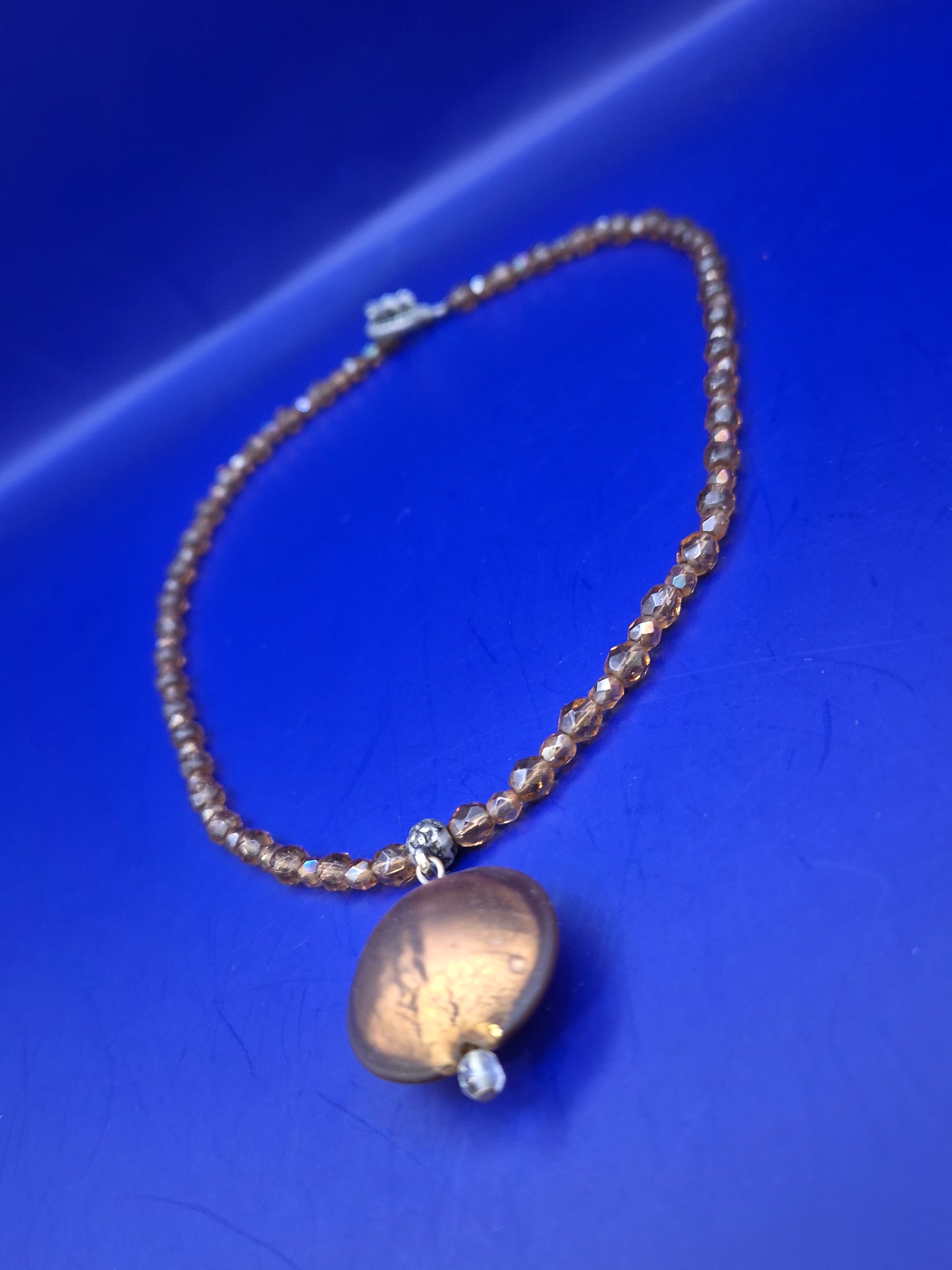 Elegante Damen Kette mit braun facettierten Perlen und Anhänger