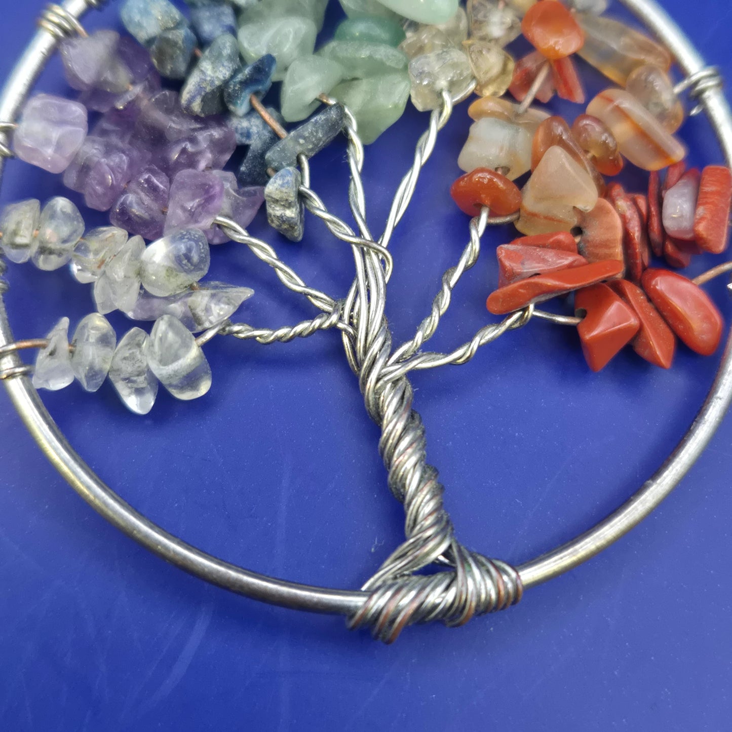 Lebensbaum Anhänger mit bunten Edelsteinen – Handgefertigter Schmuck