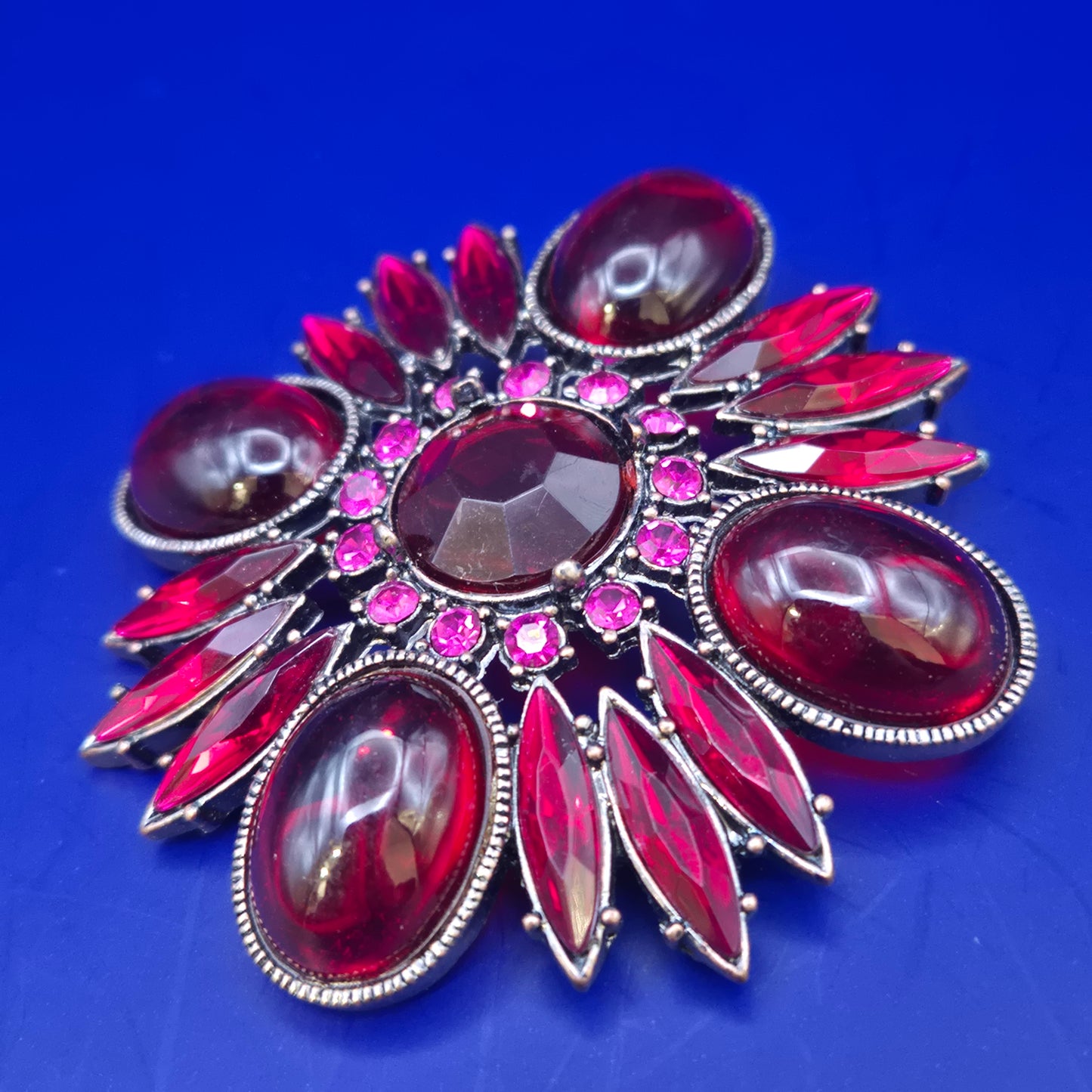 Prachtvolle Vintage Blüten Brosche – Dunkelrote Cabochons & Strass
