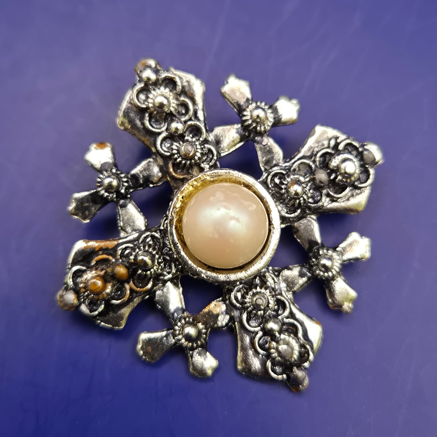 Elegante Brosche im Jerusalemkreuz-Design – Vintage Stil mit Perle