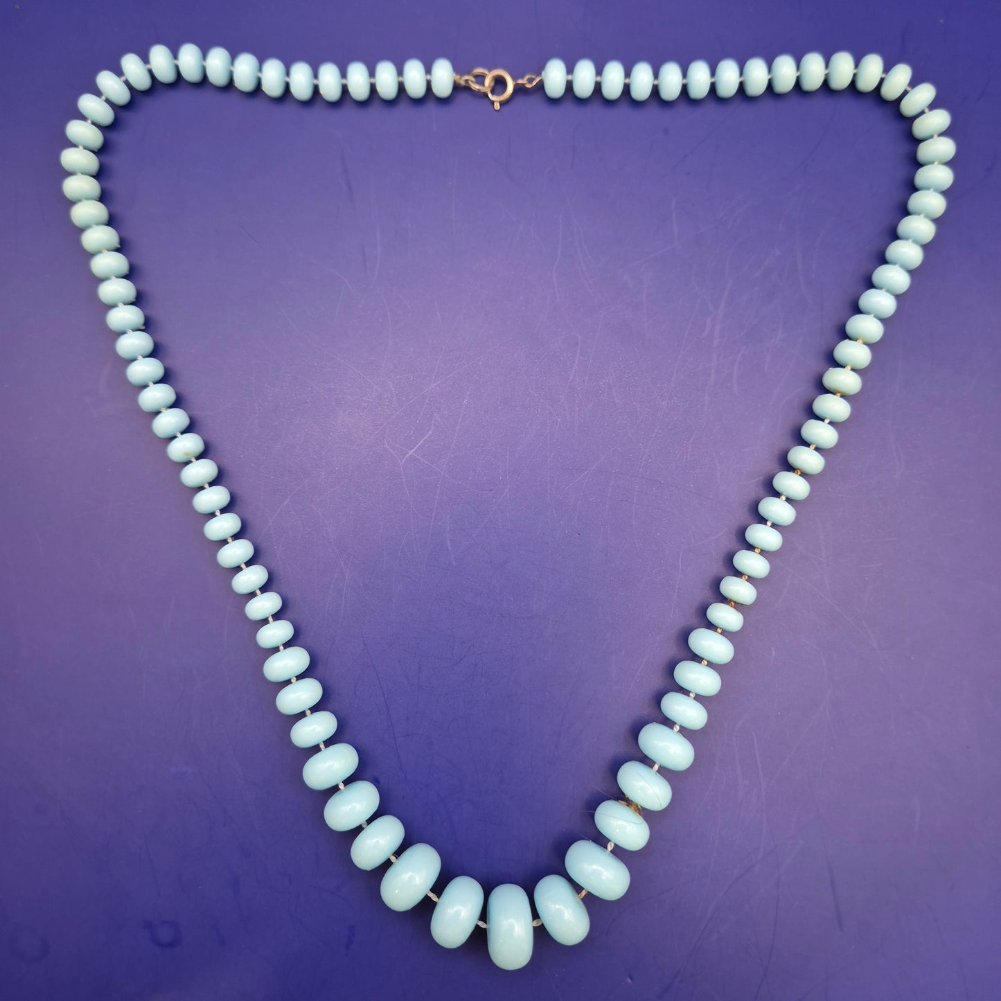 Elegante Vintage Kunststoff Perlenkette in Hellblau – Länge ca. 30 cm
