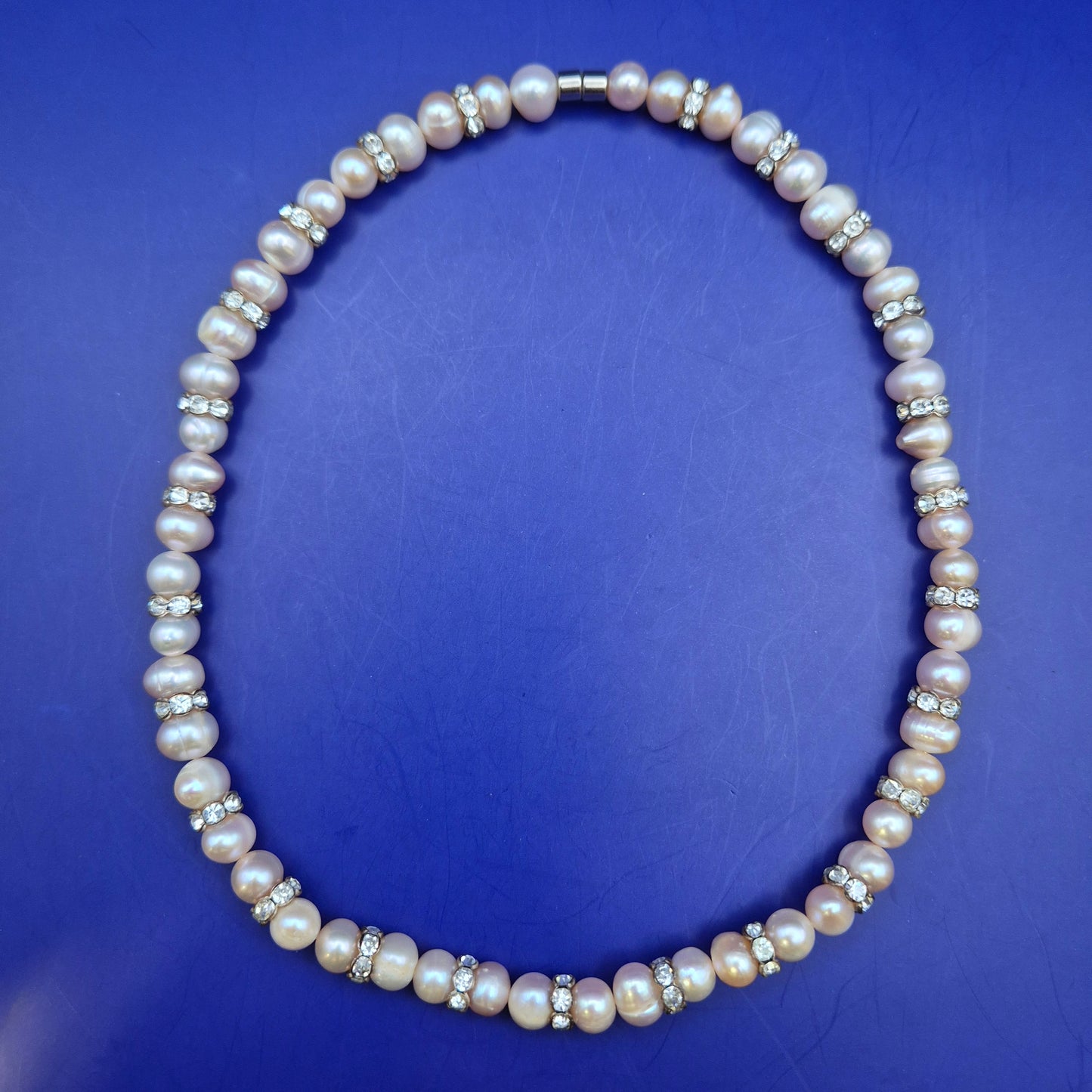 Elegante Perlen Kette mit Strass – Klassischer Damen Schmuck