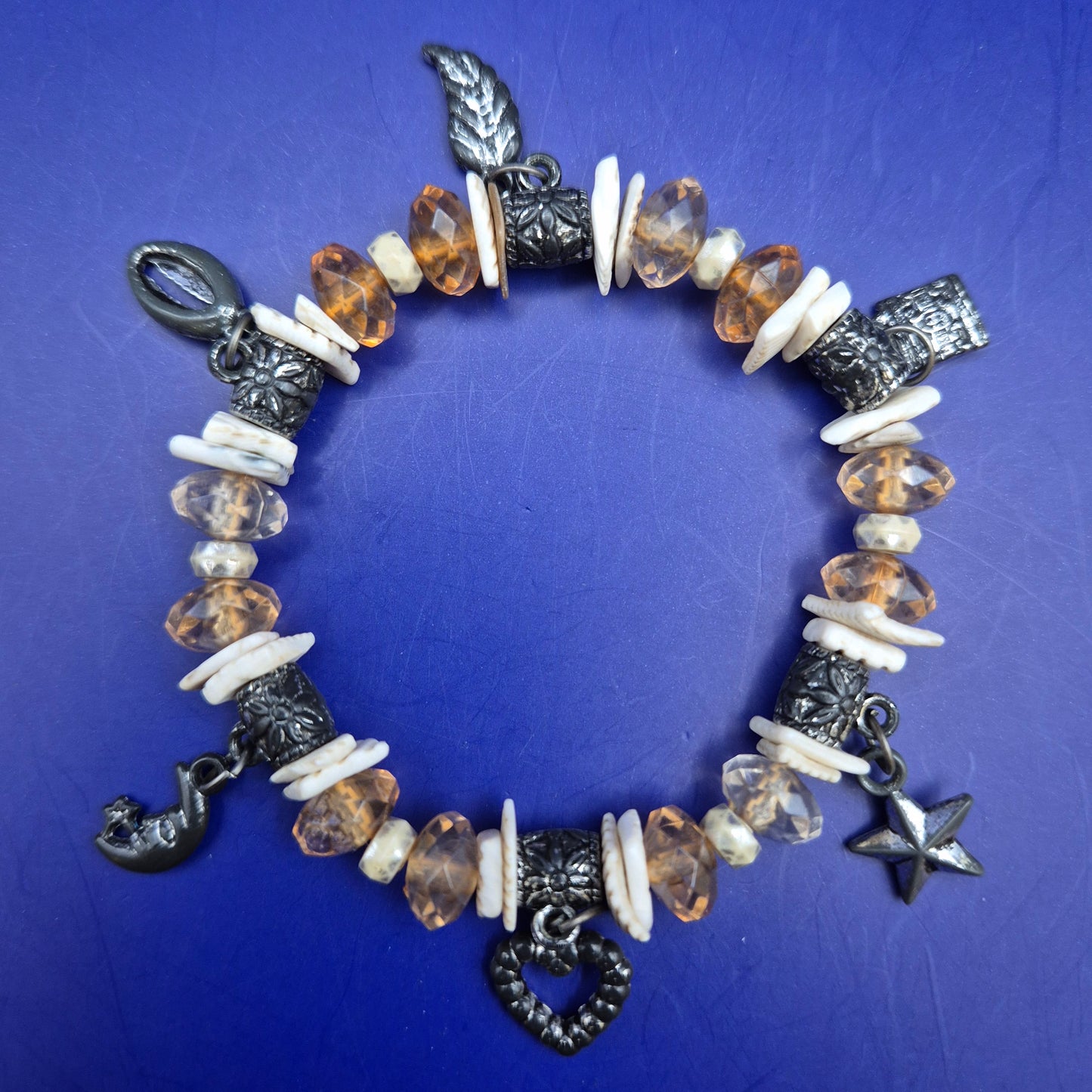 Charmantes Perlen Armband mit verspielten Motiv Anhängern – Boho Stil