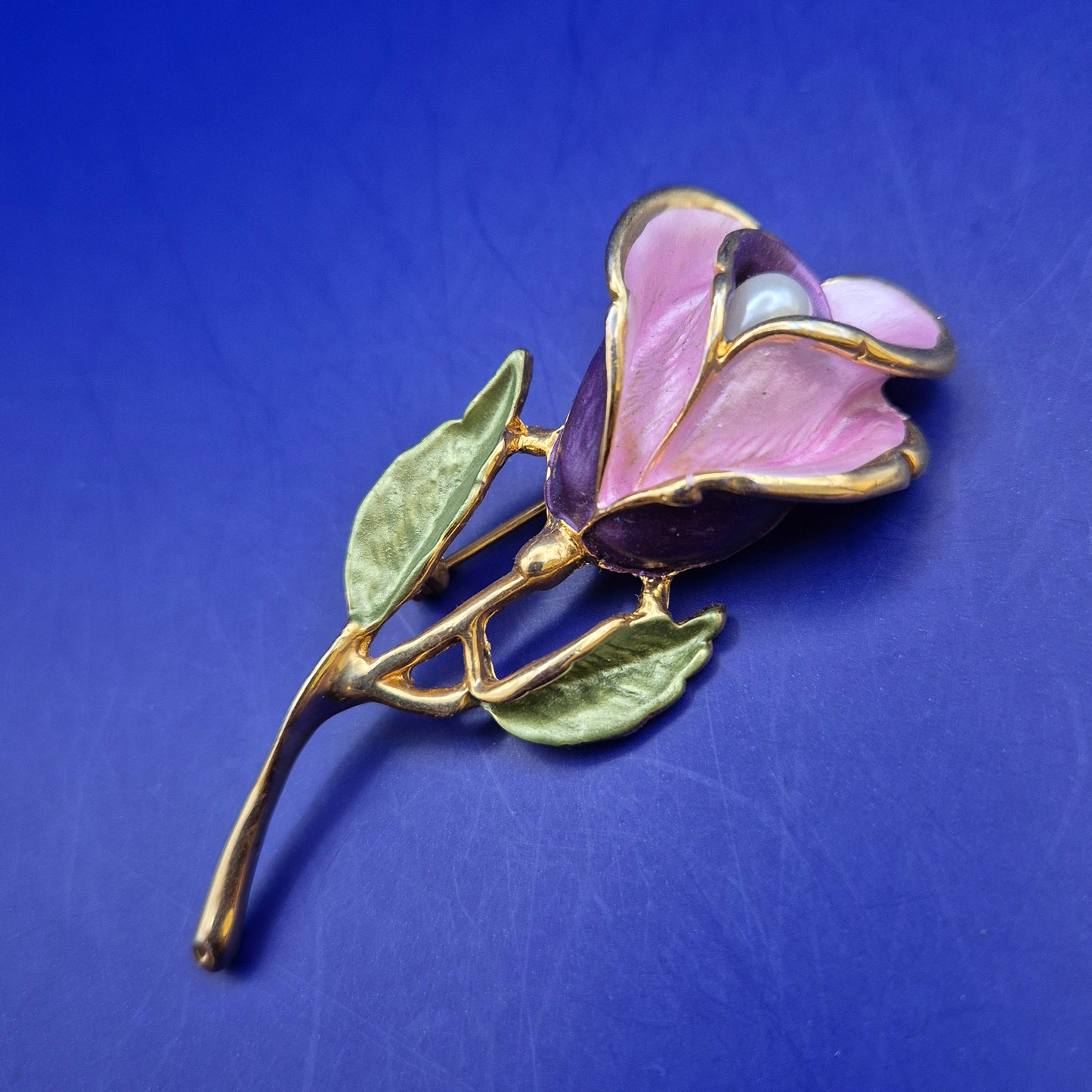 Elegante Brosche in Form einer Rose mit Perle – Goldfarben