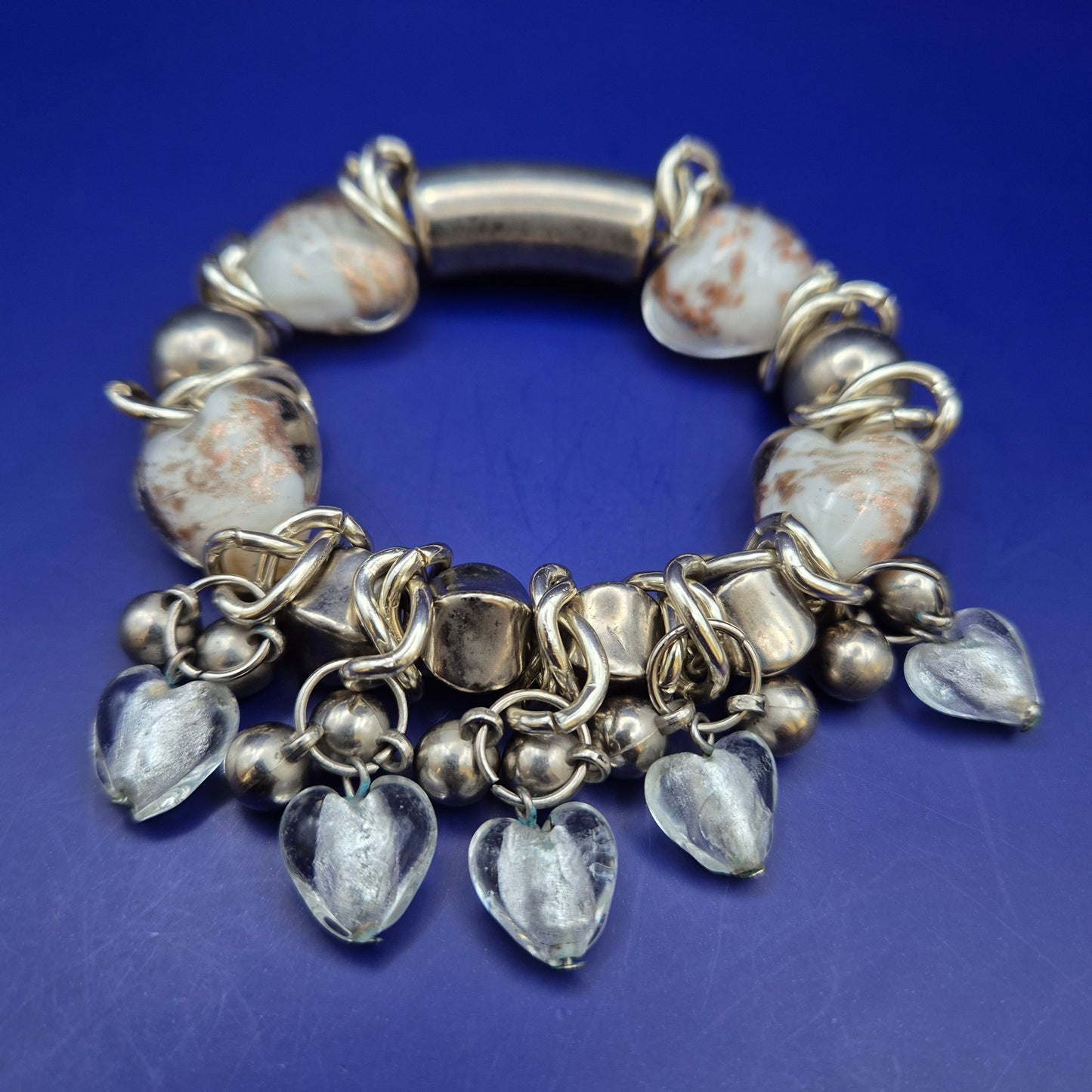 Elegantes Damen Armband mit Herzanhängern – Verspielter Stil