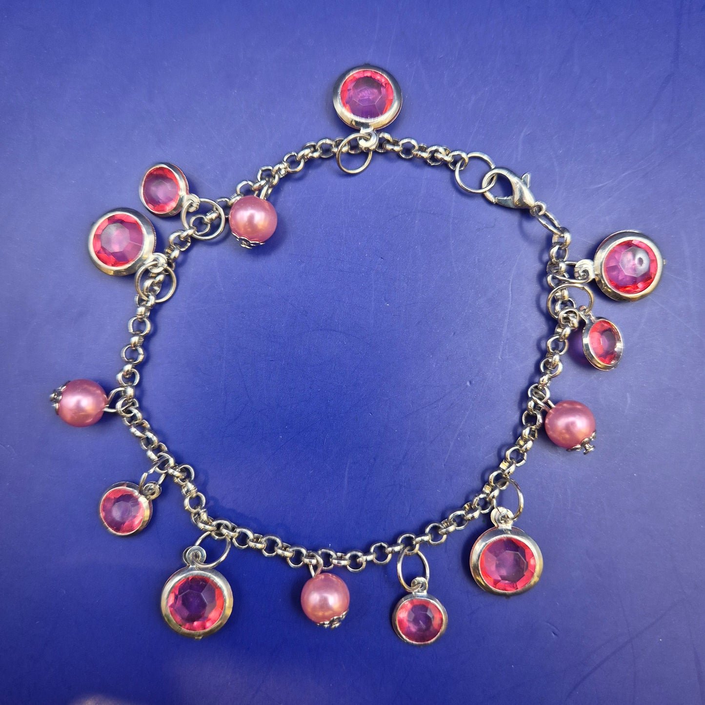 Verspieltes Damen Armband mit pinken Elementen – Elegantes Schmuckstück