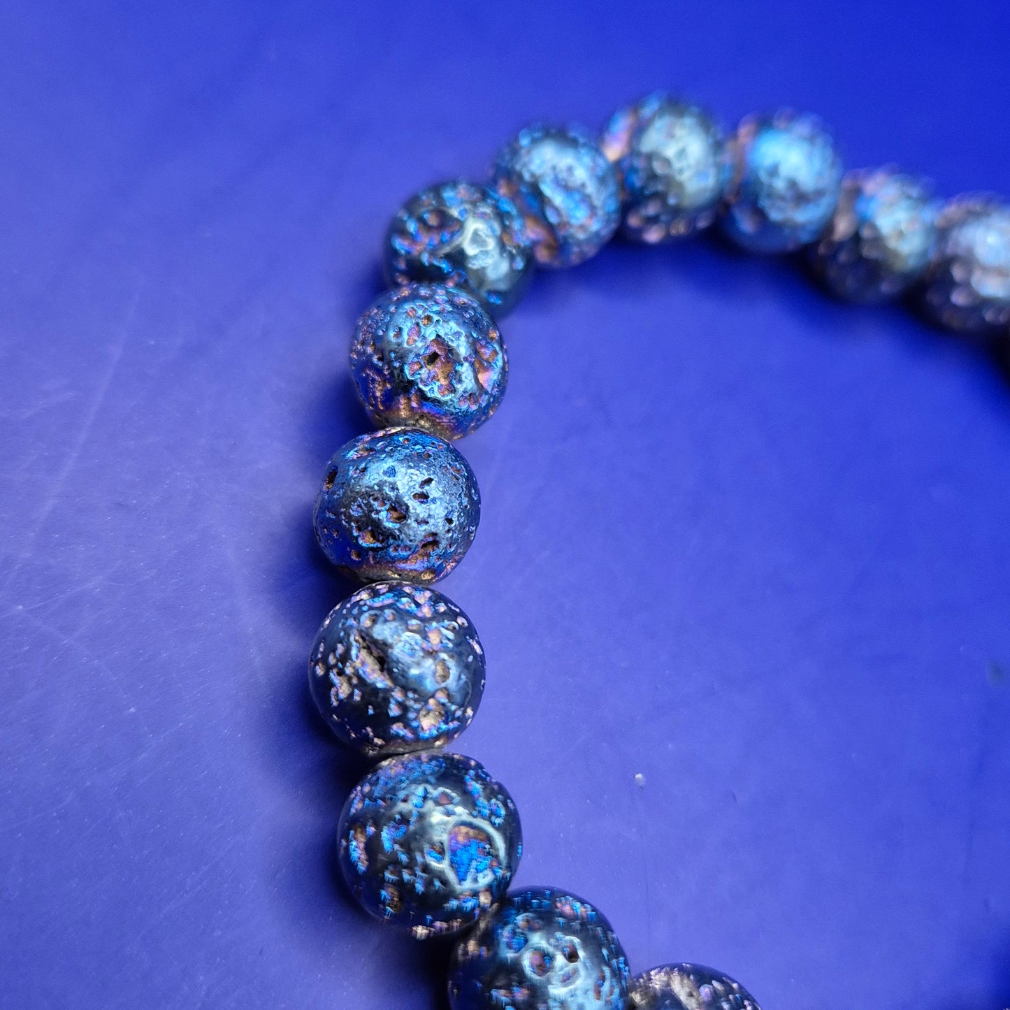 Irisierendes Lavastein Armband - Schillernde Perlen für einen mystischen Look