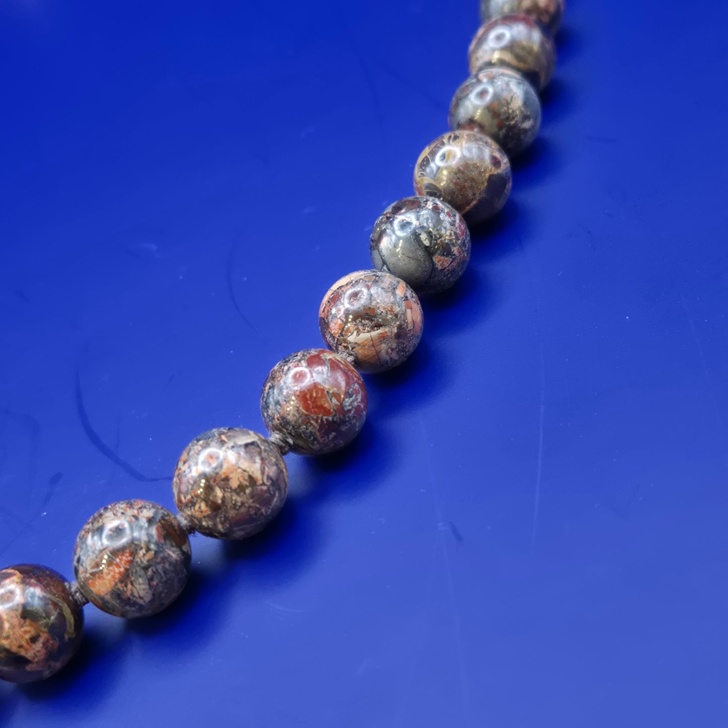 Elegante Vintage Kette aus gemusterten Natursteinperlen