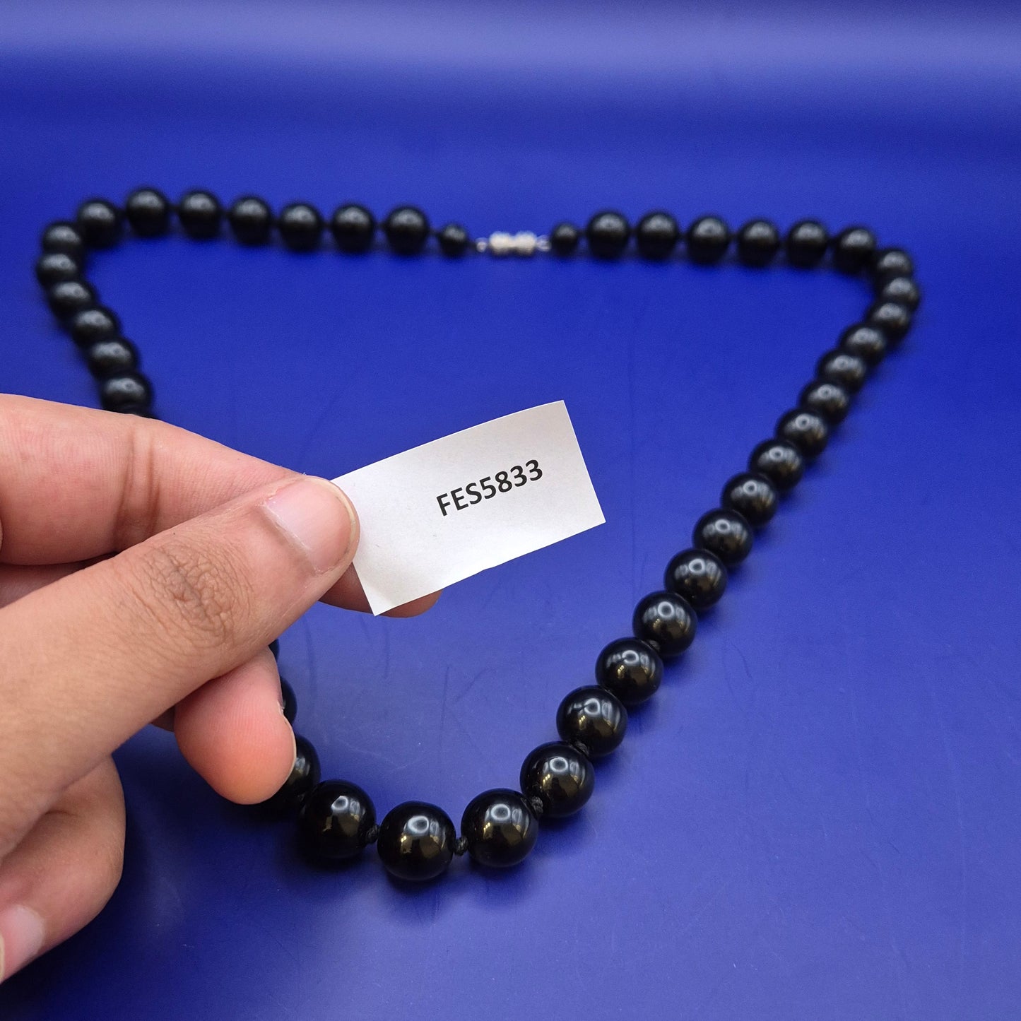 Klassische schwarze Perlenkette mit Verlauf