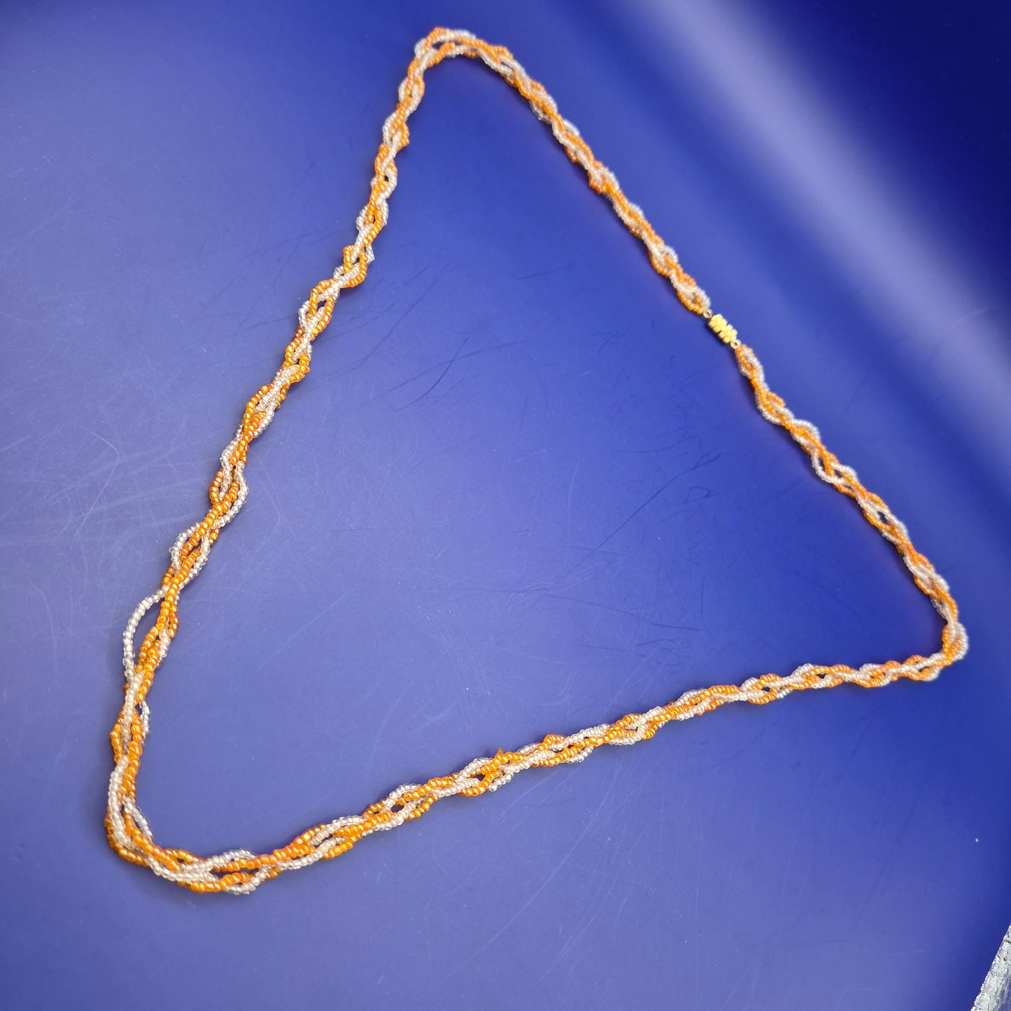 Elegante Vintage Kette gedrehtes Perlen Design Orange Weiß