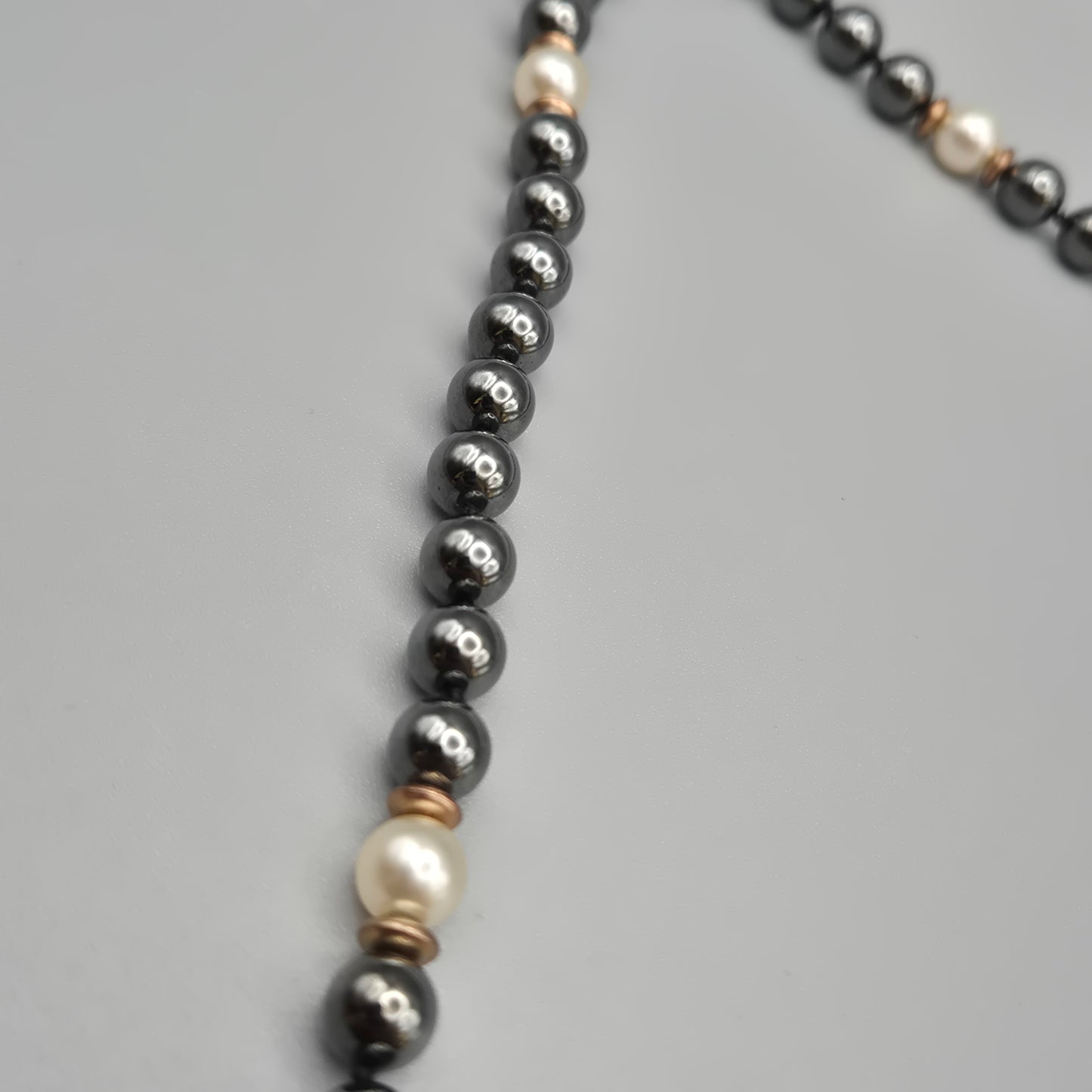 Elegante Vintage Kette mit Hämatit-Perlen und Akzenten