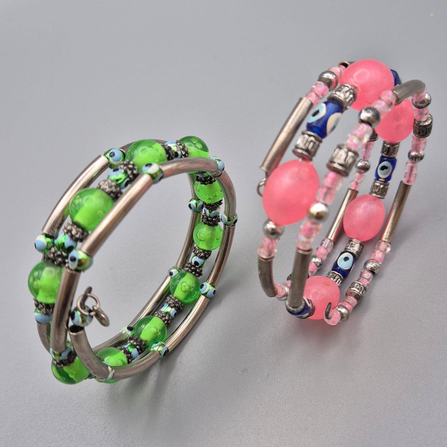 Set aus 2 bunten Wickelarmbändern mit Nazar-Auge-Perlen