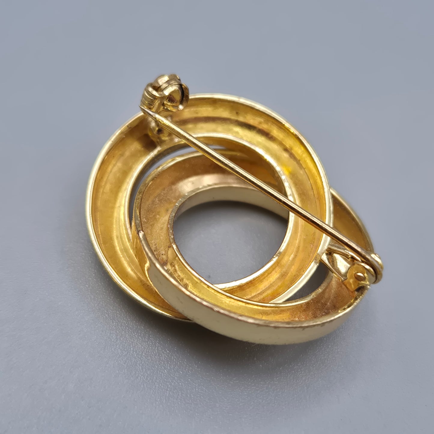 Elegante Vintage Brosche in Goldoptik verschlungene Kreise
