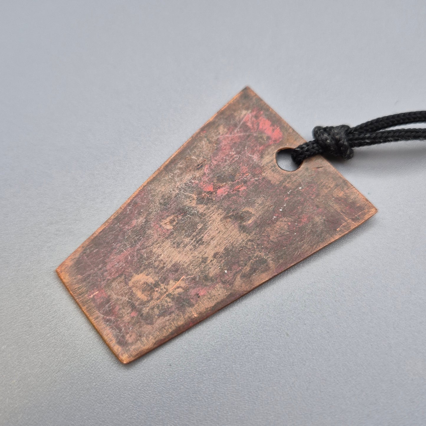 Handgefertigter Emaille Anhänger mit blau-grünem Farbverlauf an Textilband