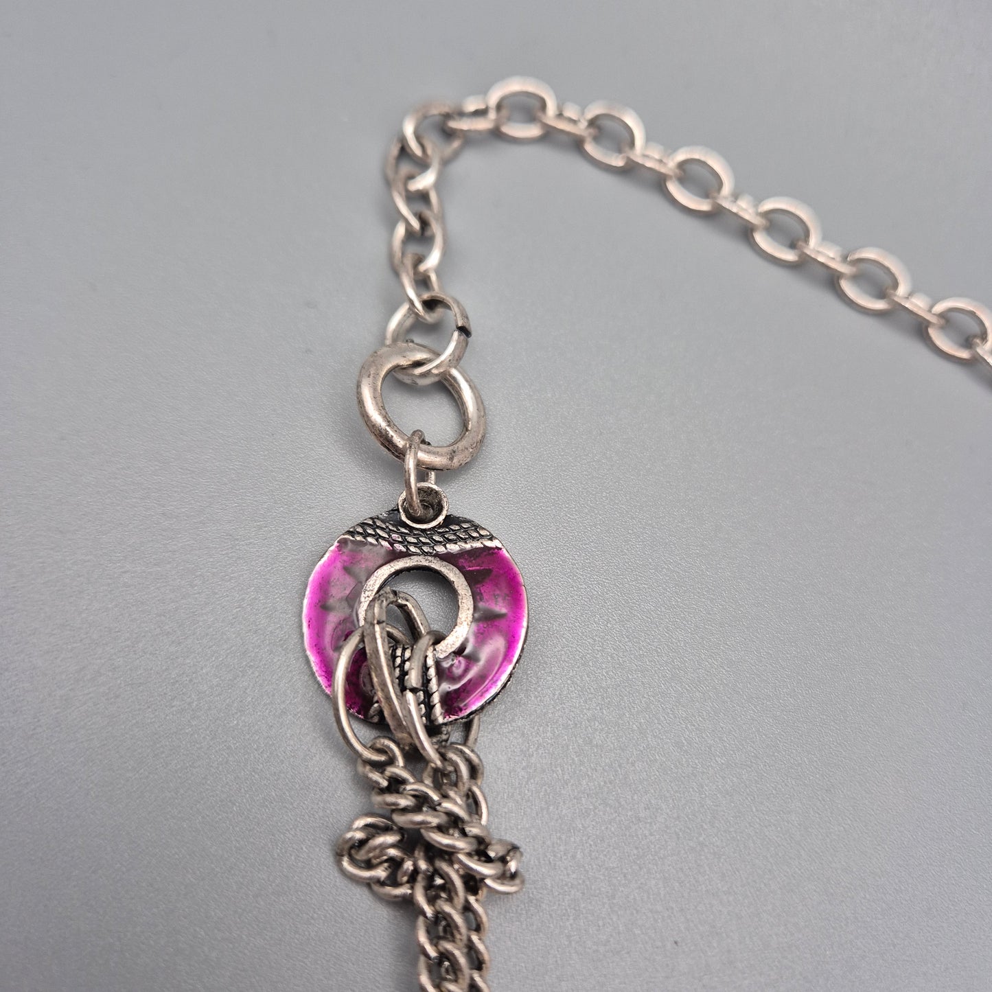 Exklusive Statement Kette in Violett und Silberfarben mit Perlenanhänger