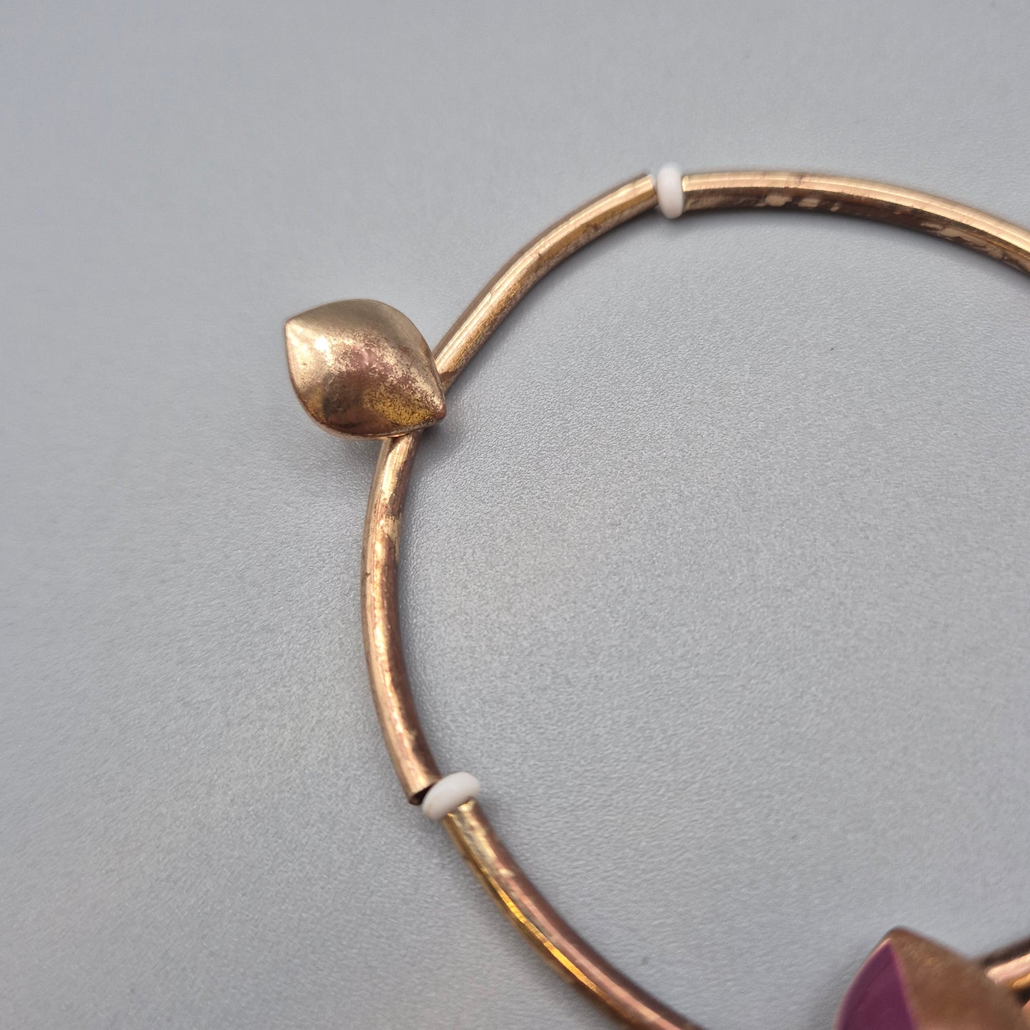 Vintage Armreif mit floralem Blumendekor und Emaille-Applikationen