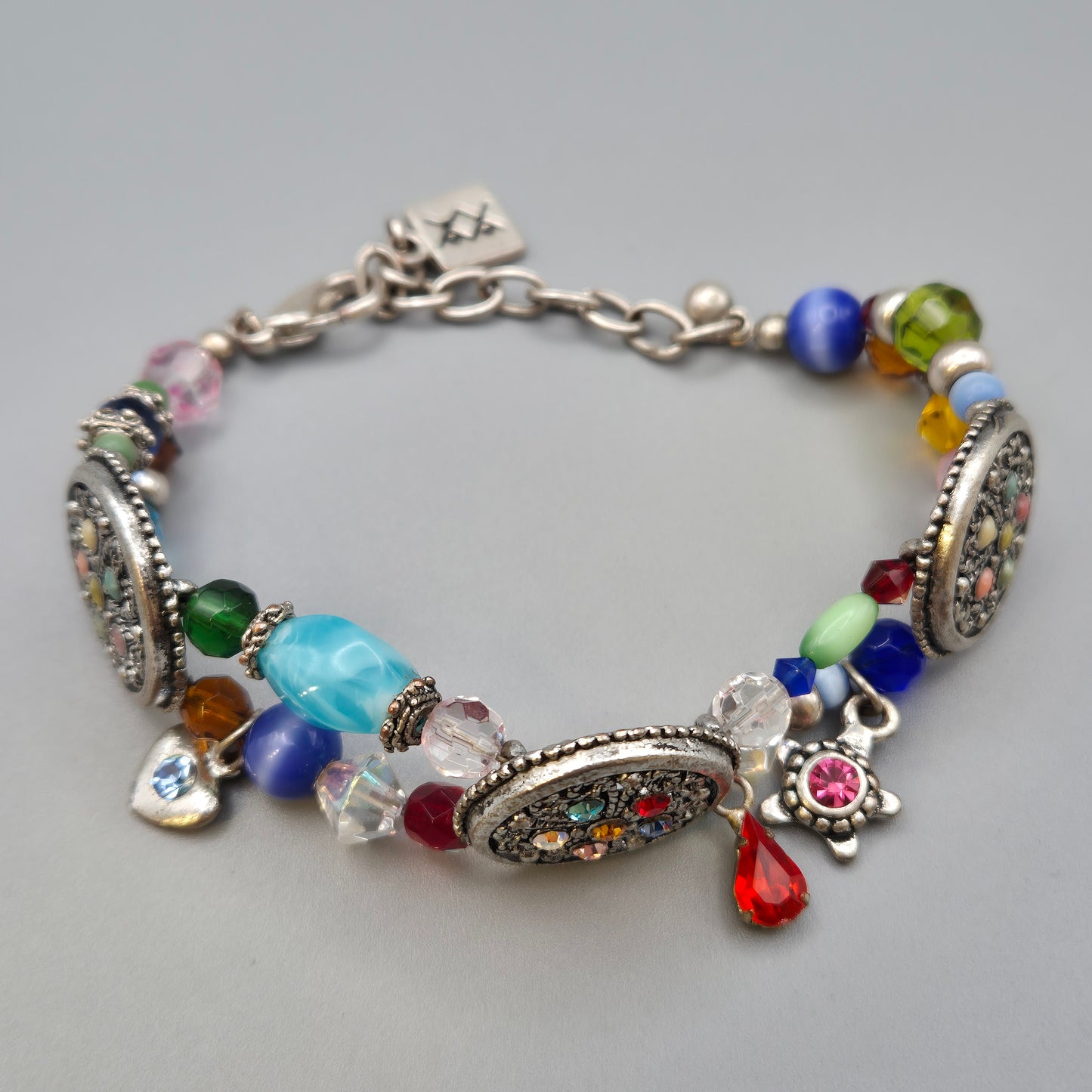 Buntes Vintage Armband mit drei kunstvollen Ornament-Elementen