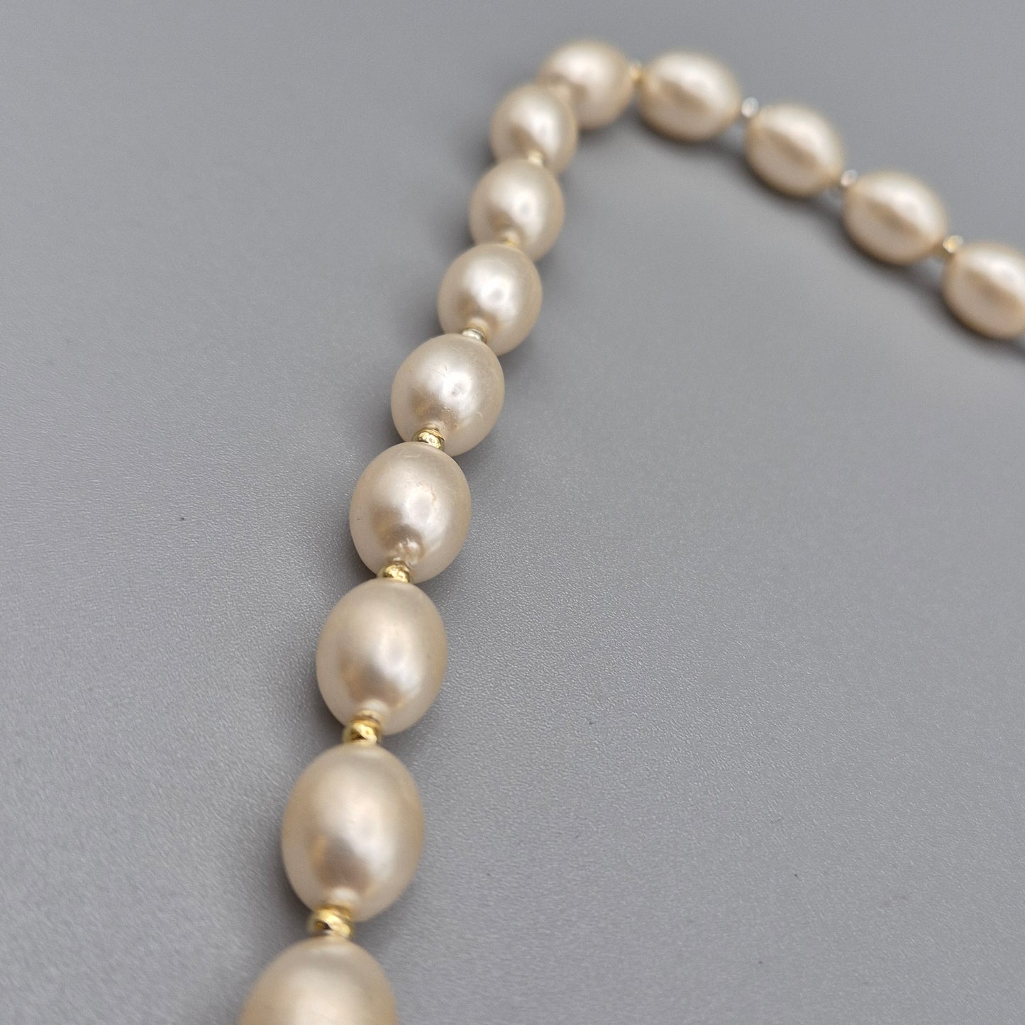 Elegante Vintage Perlenkette mit ovalen Perlen weiß