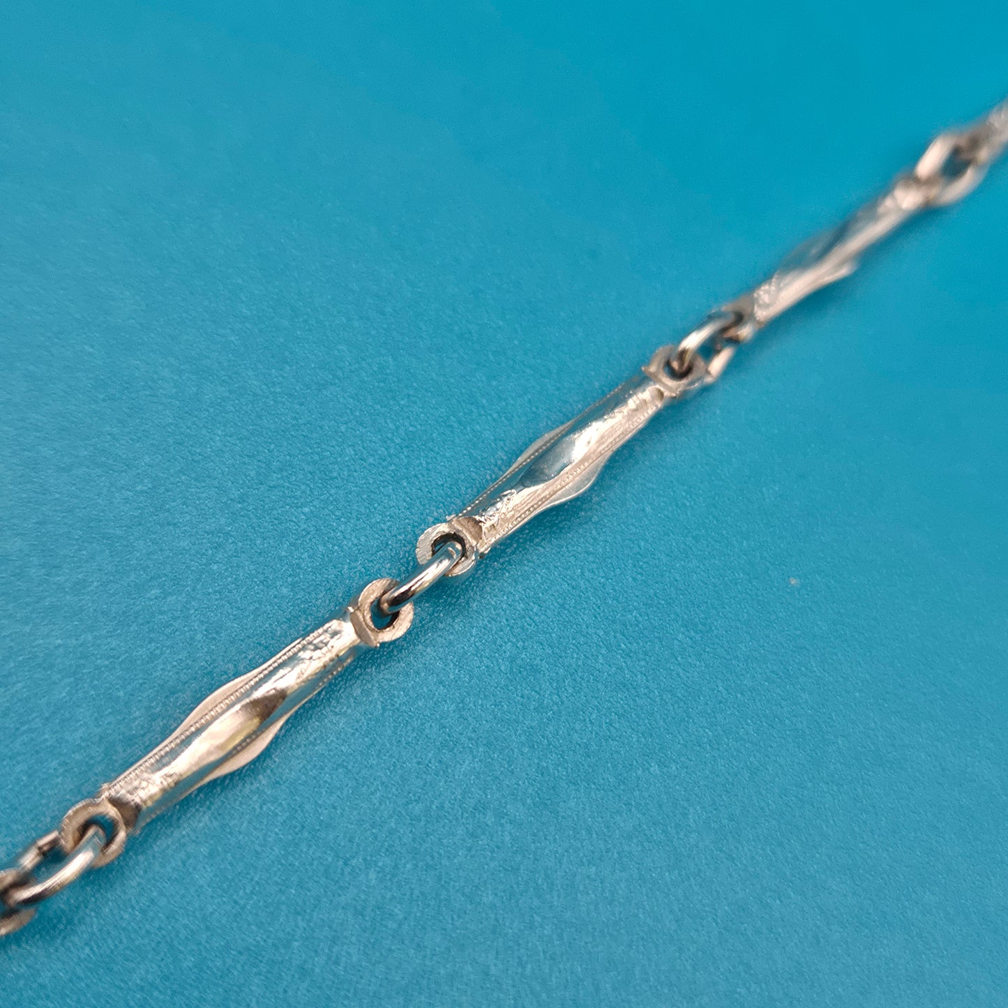 Vintage Statement Kette mit geometrischem Anhänger strukturiert