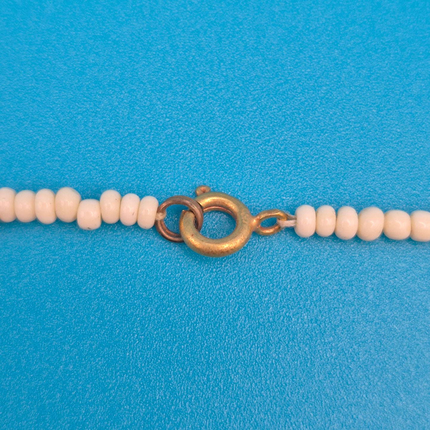 Vintage Kette mit Holzperlen und Goldakzenten 40 cm