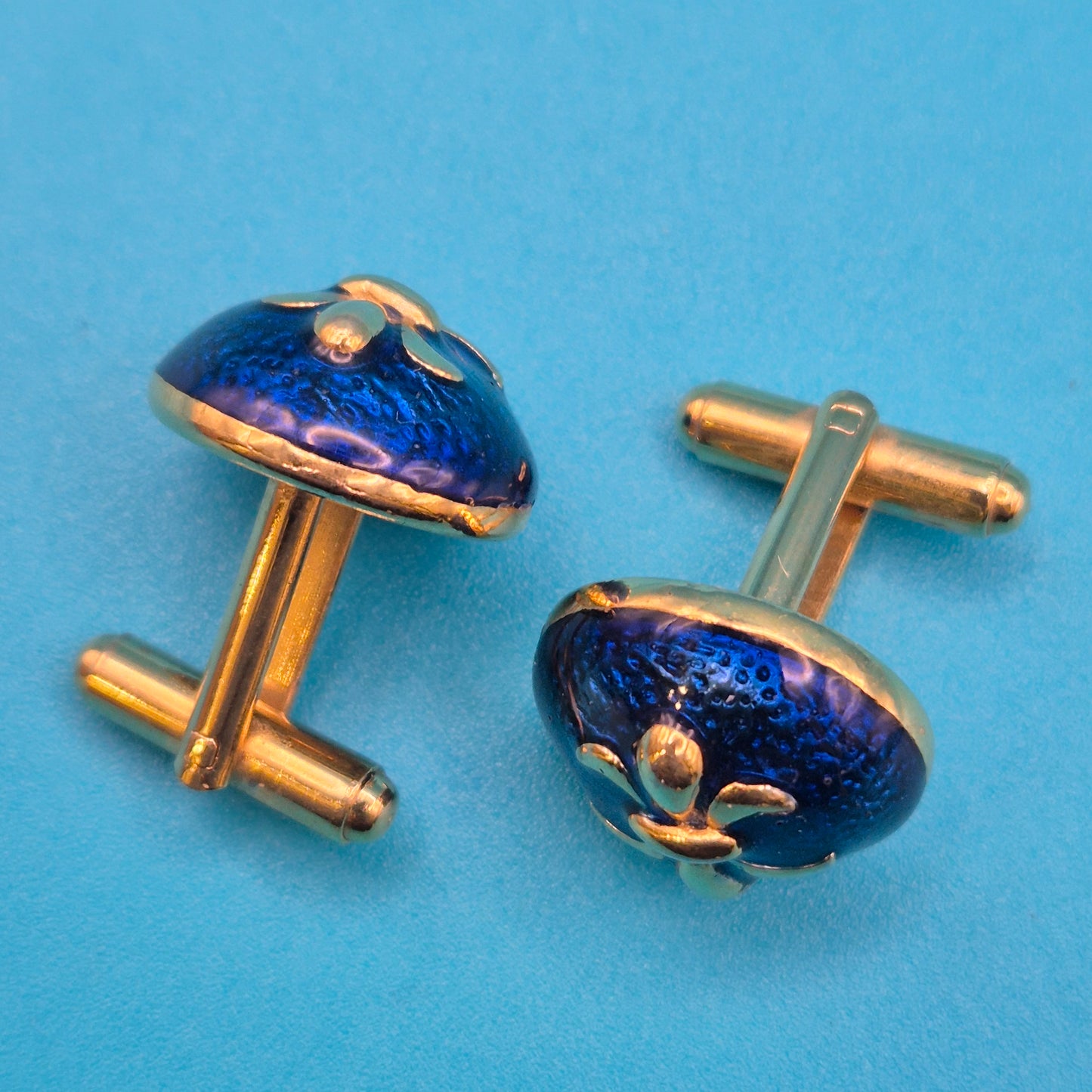 Vintage Manschettenknöpfe mit blauer Emaille und Lilien-Emblem
