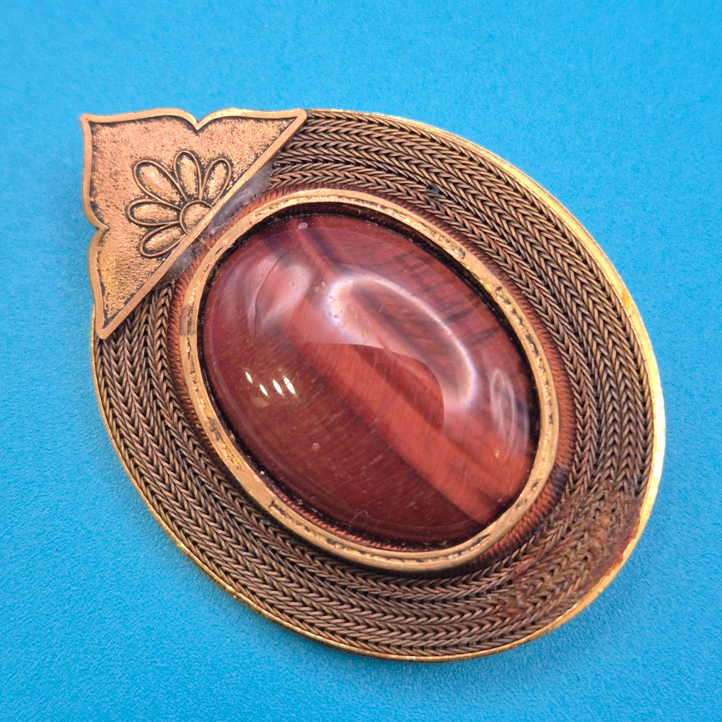 Vintage Brosche mit Tigerauge Cabochon & filigraner Metall-Ornamentik
