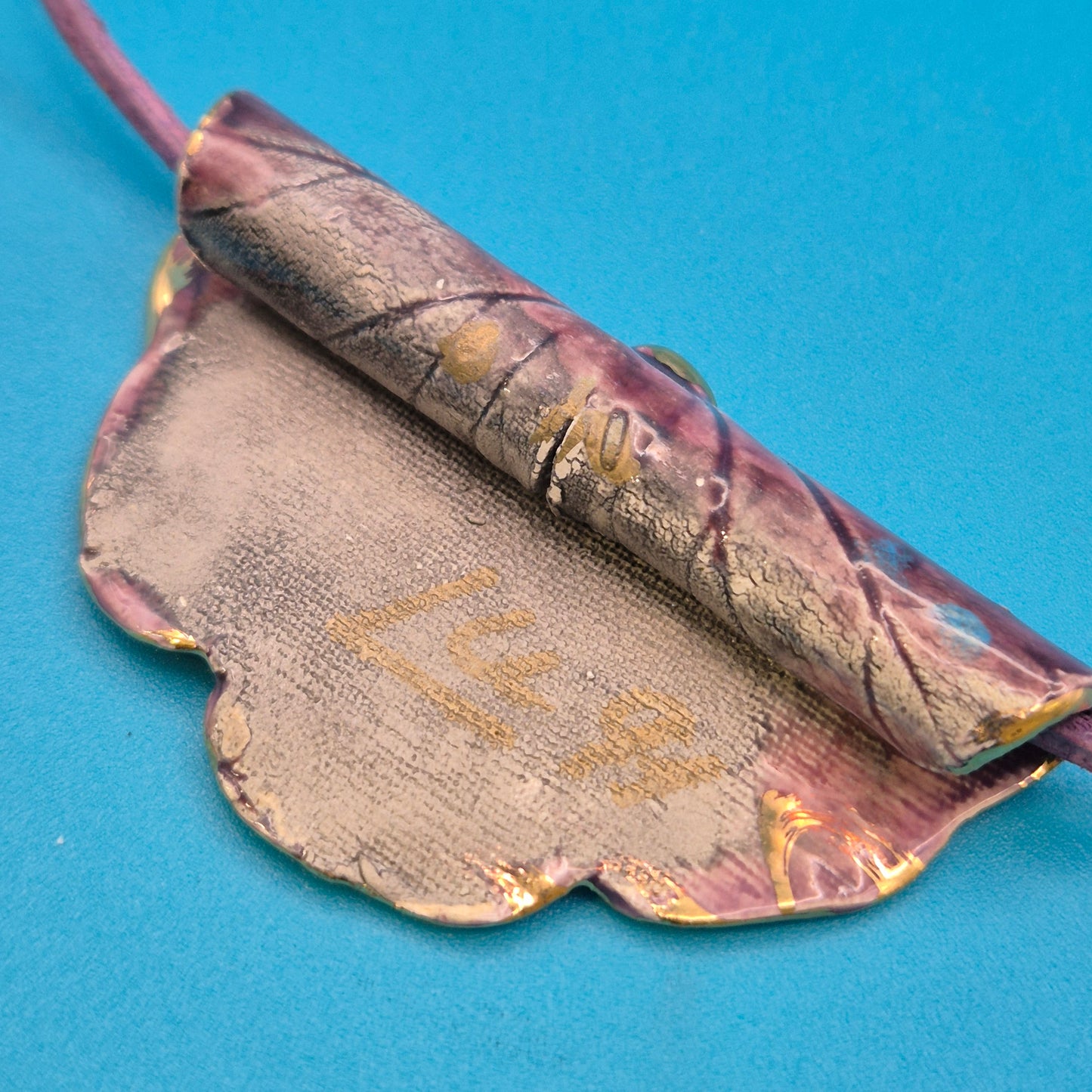 Vintage Halskette mit violettem Emaille-Anhänger in Blattform