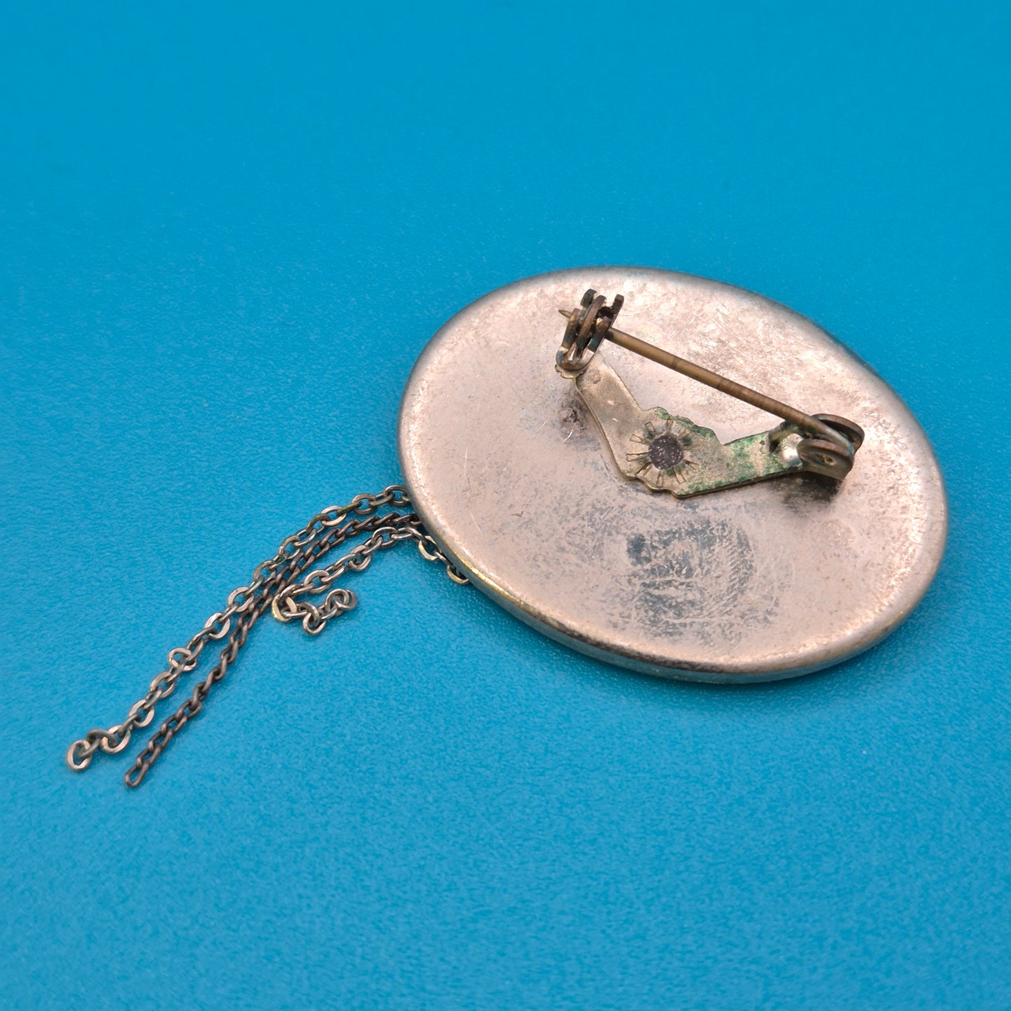 Vintage Brosche in Mond-Optik mit Opal-Cabochon und Perlenbesatz