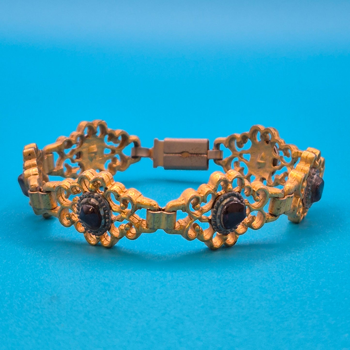 Antikes Gliederarmband mit Granatsteinen in goldfarbenem Filigran-Design