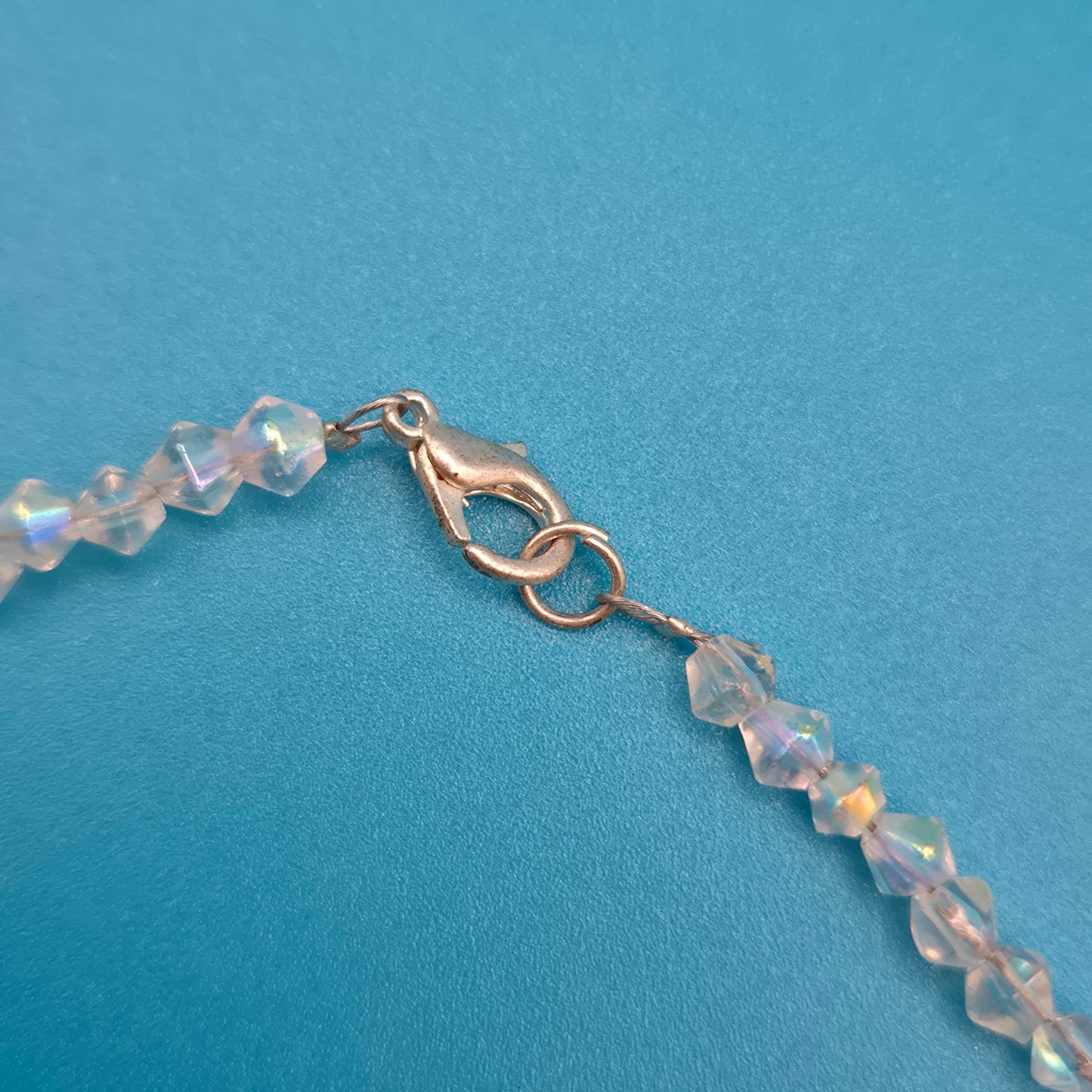 Zarte Vintage-Kette mit irisierenden Glasperlen und kleinen Blumen-Charms