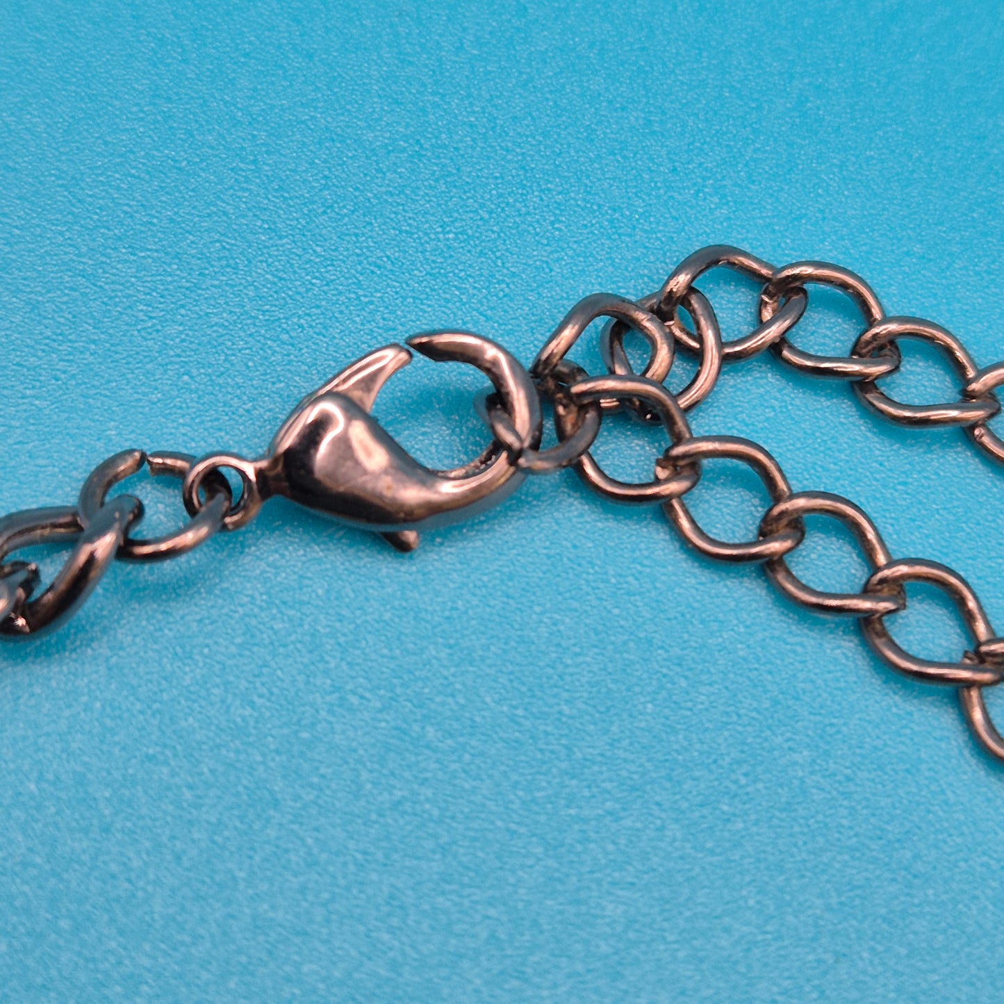 Vintage Statement-Kette mit geschliffenen Schmucksteinen in Anthrazit-Optik