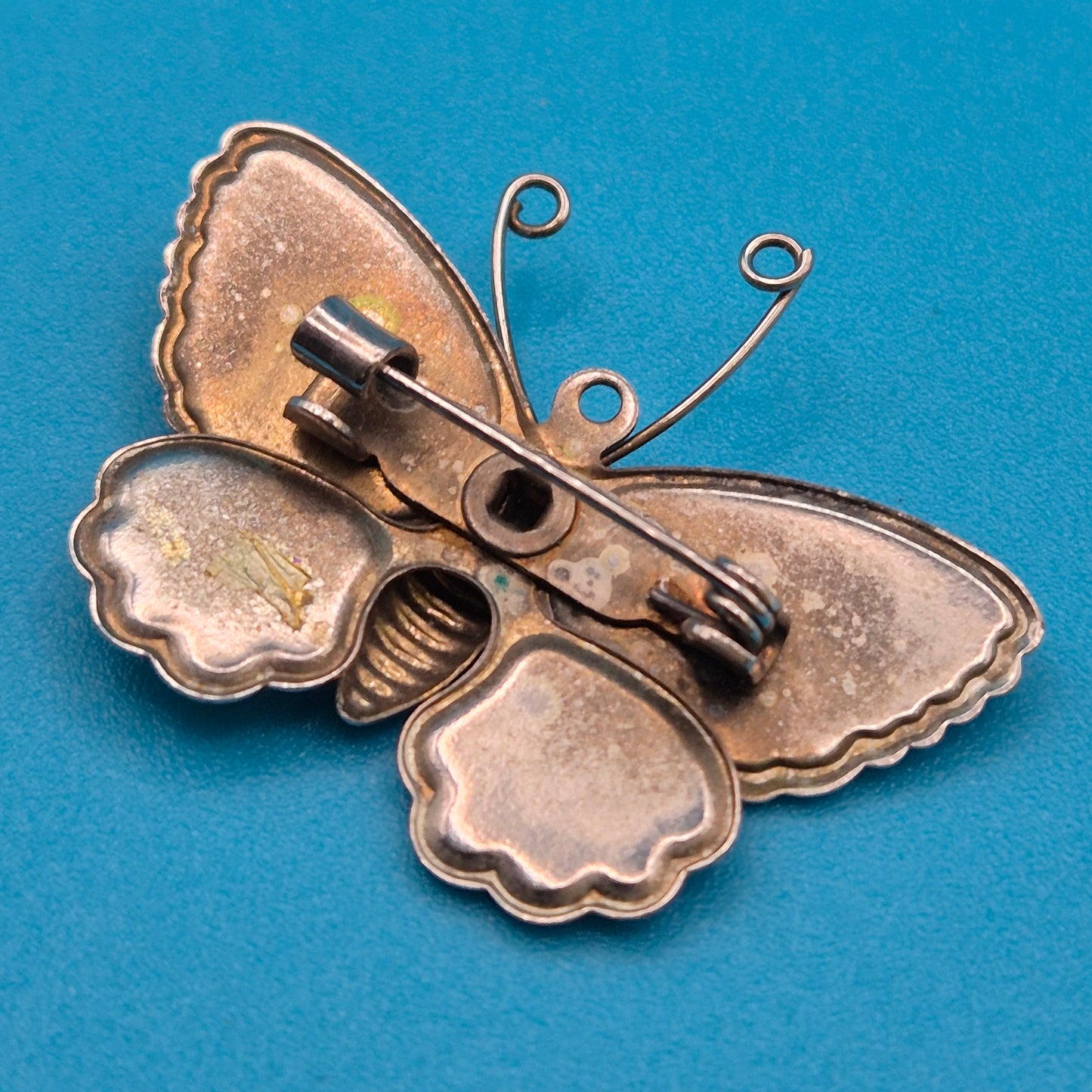 Wunderschöne Vintage Emaille Schmetterlingsbrosche mit bunten Flügeln