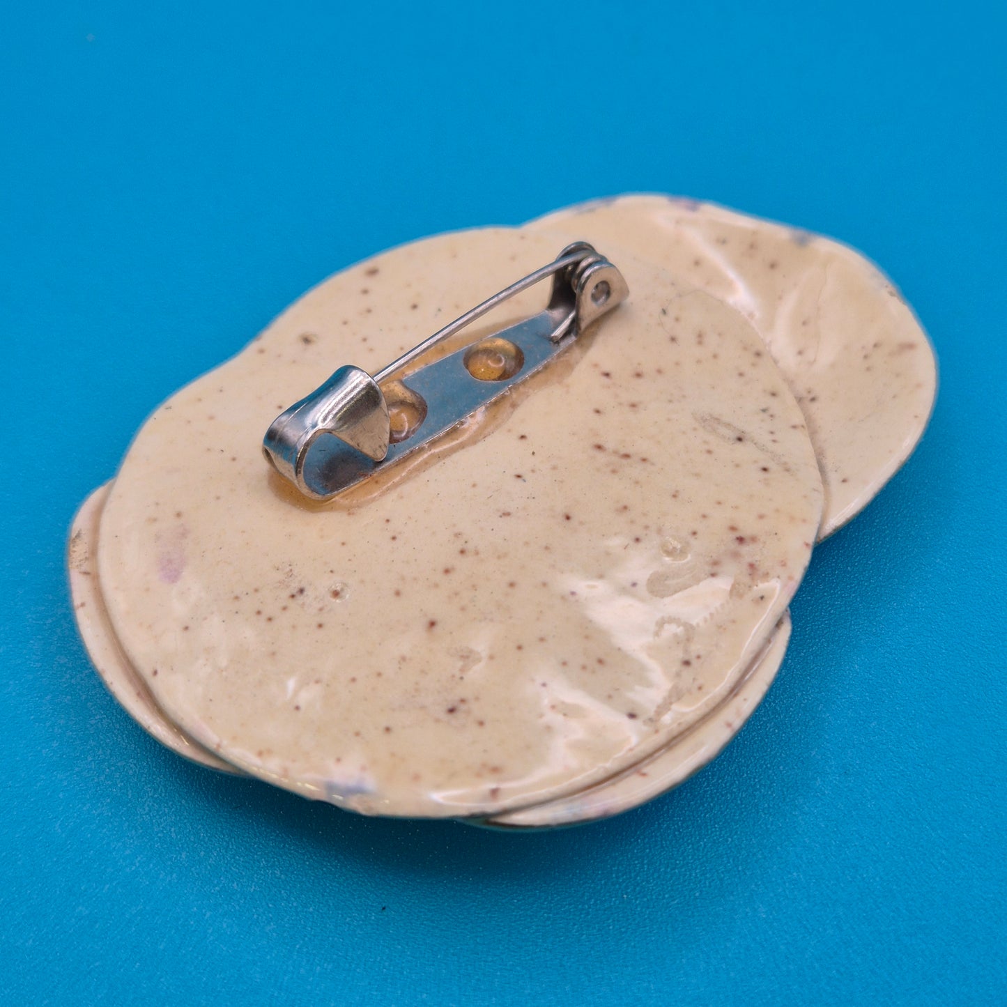 Vintage Emaille-Brosche in Pastelltönen mit goldfarbenen Akzenten
