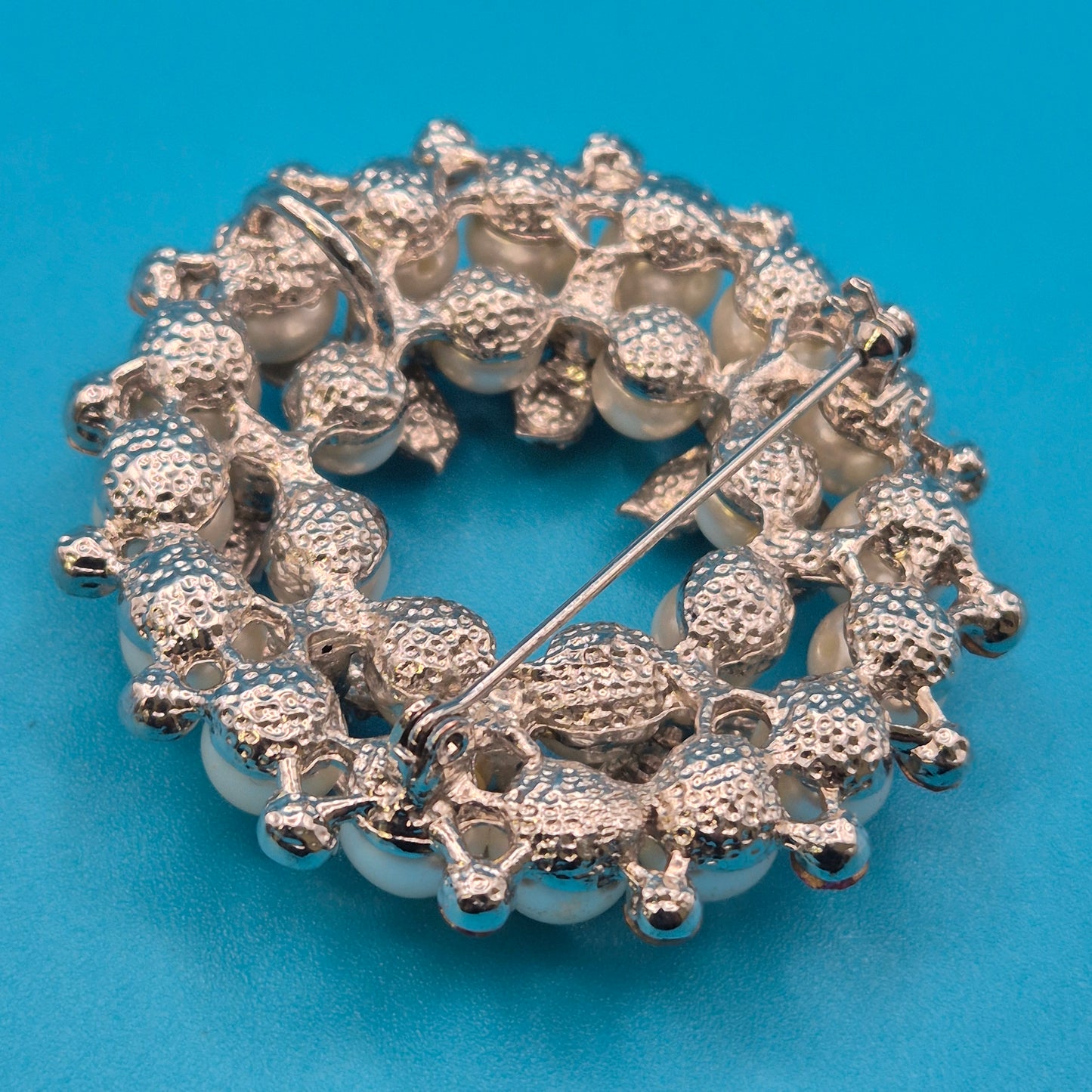 Vintage Brosche in Kranzform mit Perlen und rosa Strasssteinen