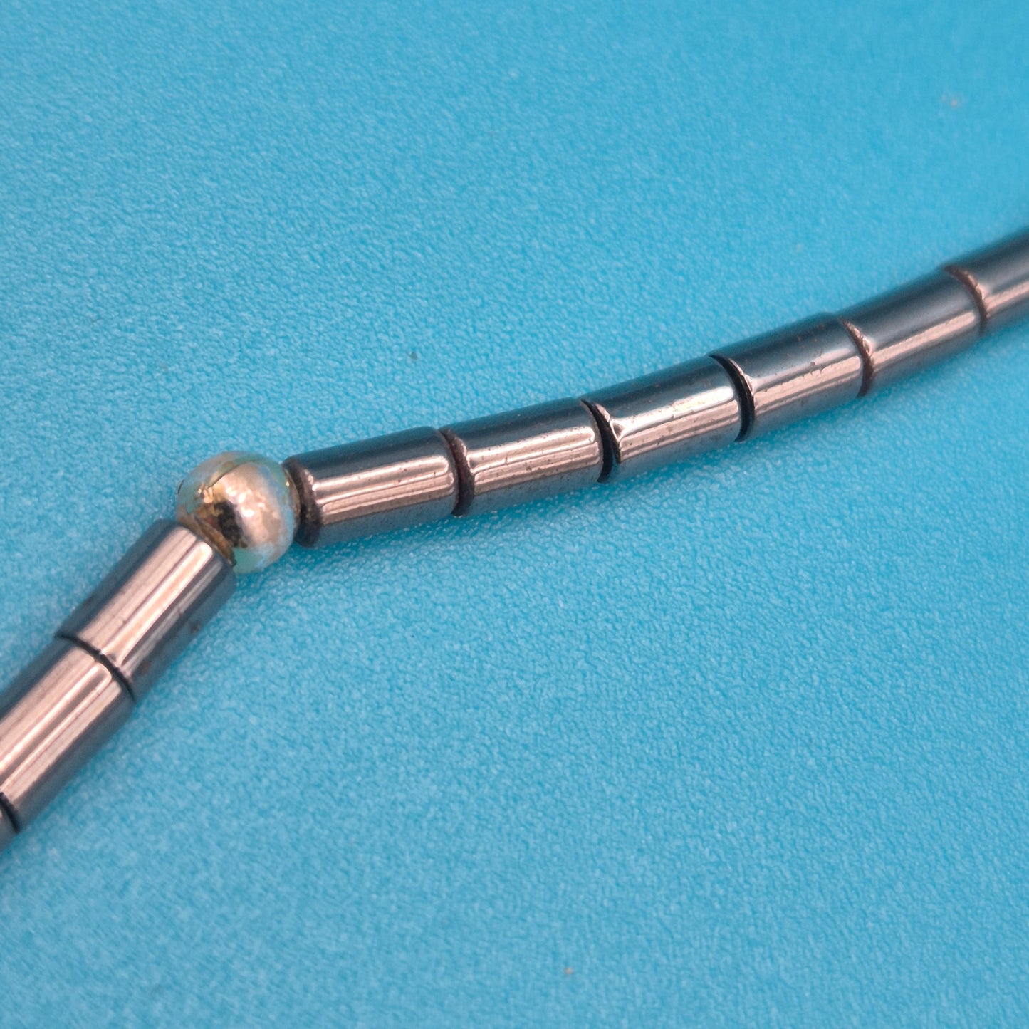 Vintage Magnet-Kette mit Hämatit-Zylindern und silberfarbenen Akzenten
