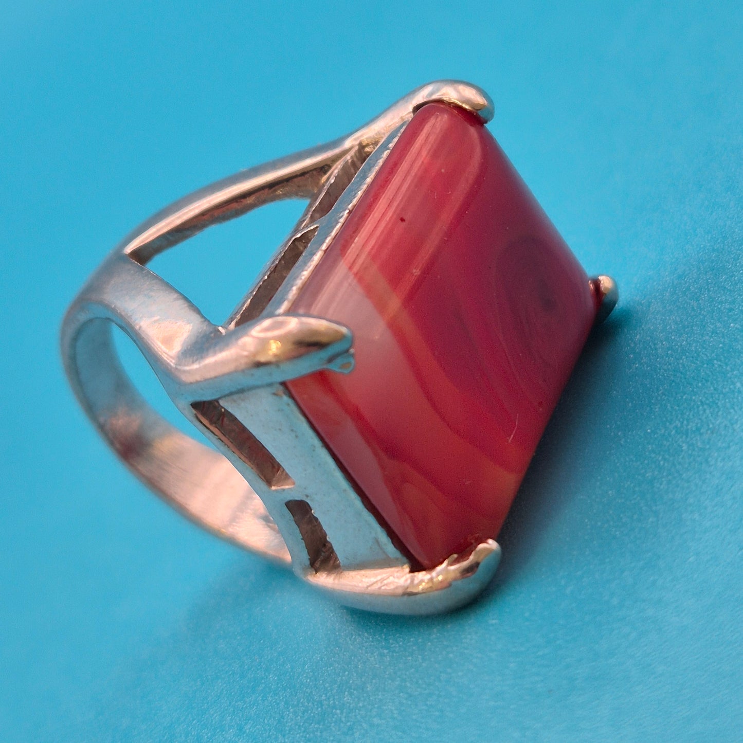Vintage Statement Ring mit rotem, marmoriertem Cabochon-Stein