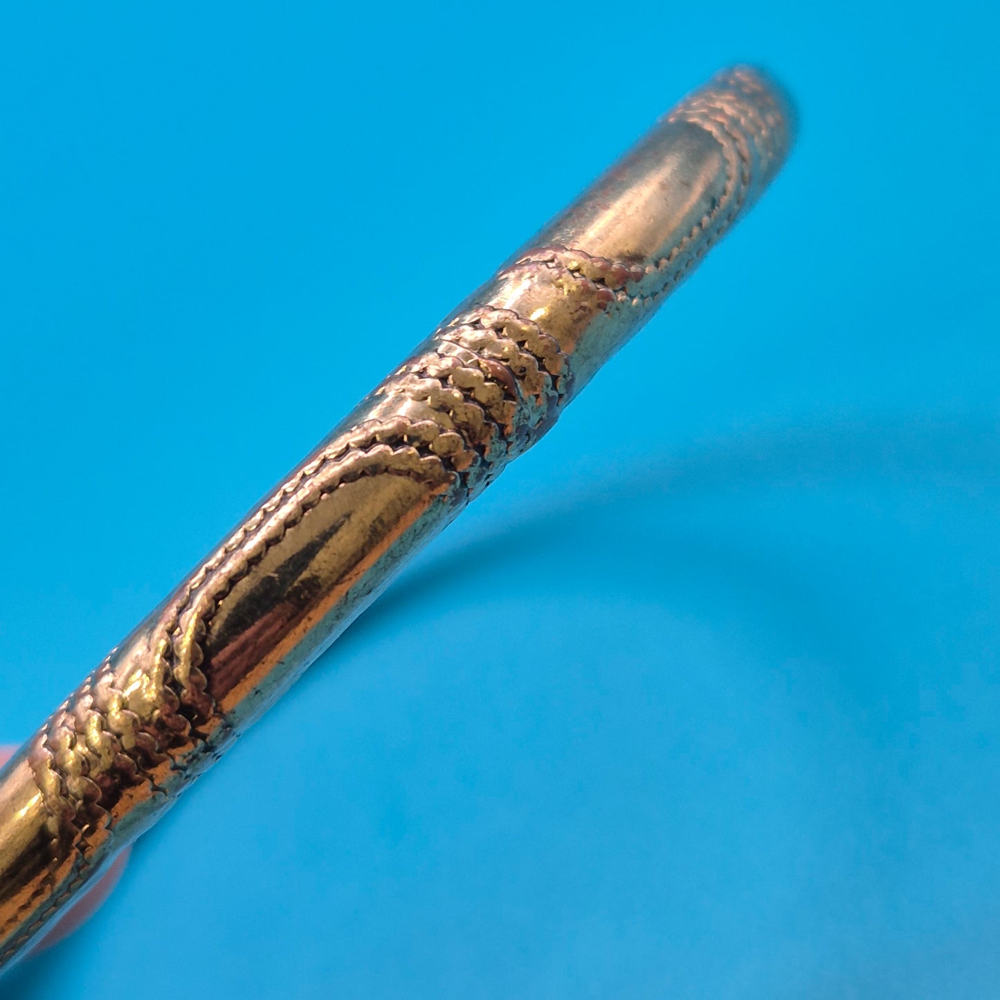 Vintage Armreif mit geometrischer Gravur und Punkt-Detail