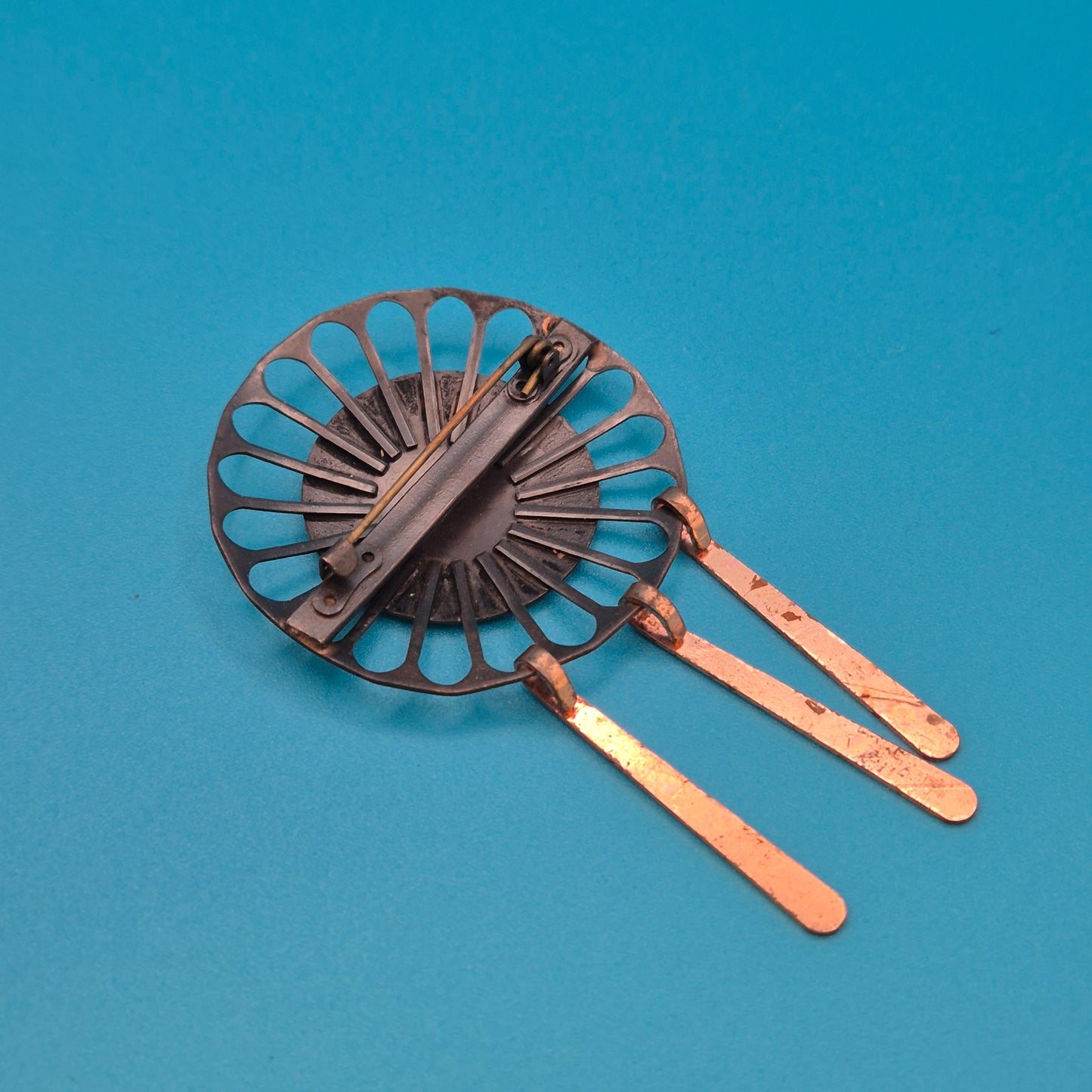 Brutalist Vintage Brosche mit Hammerschlag-Optik aus Kupfer