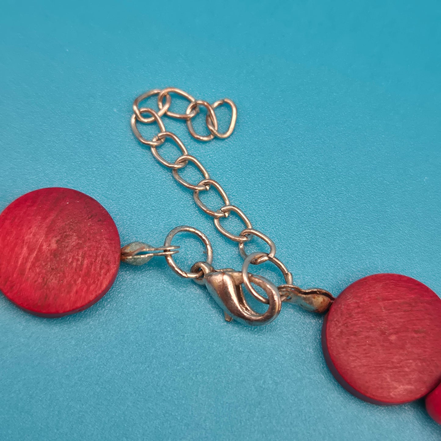 Vintage Statement-Kette mit roten Holzscheiben im Farbverlauf